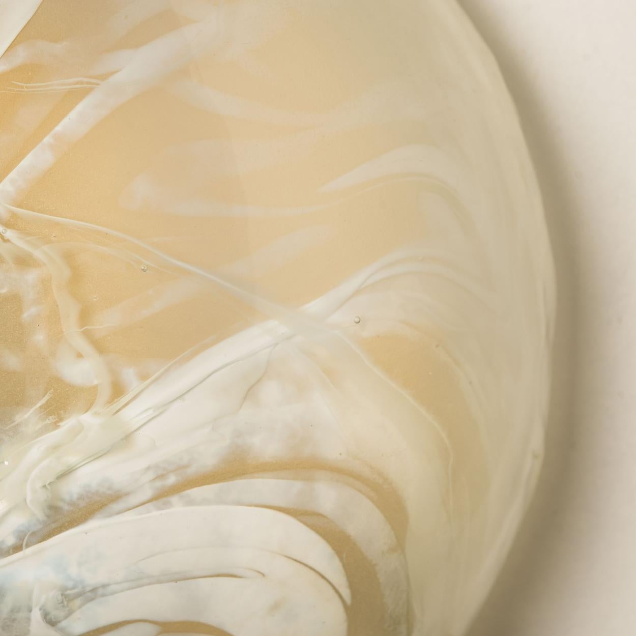 Appliques murales ou encastrées en verre de Murano haut de gamme. L'anneau en laiton maintient un grand verre soufflé lourd avec trois supports en laiton. Le verre think a une belle structure texturée. Avec verre clair et blanc laiteux et plaque