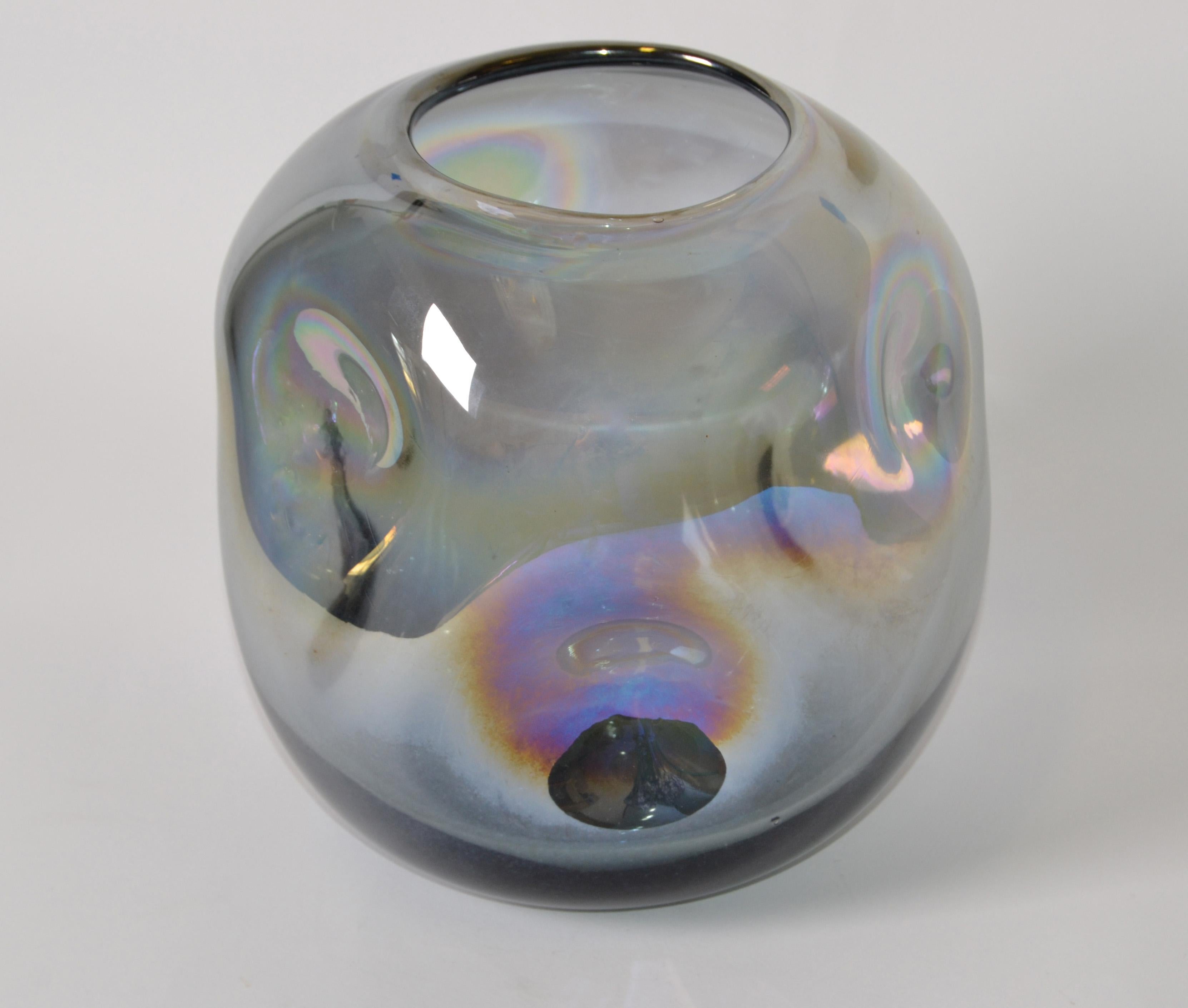 Vaso moderno di metà secolo con rivestimento a specchio e sei profonde rientranze rotonde o ovali, che danno una forma quadrata al lato. Sembrano dei dadi senza numeri.
Un'opera d'arte eccezionale.

A-800-335