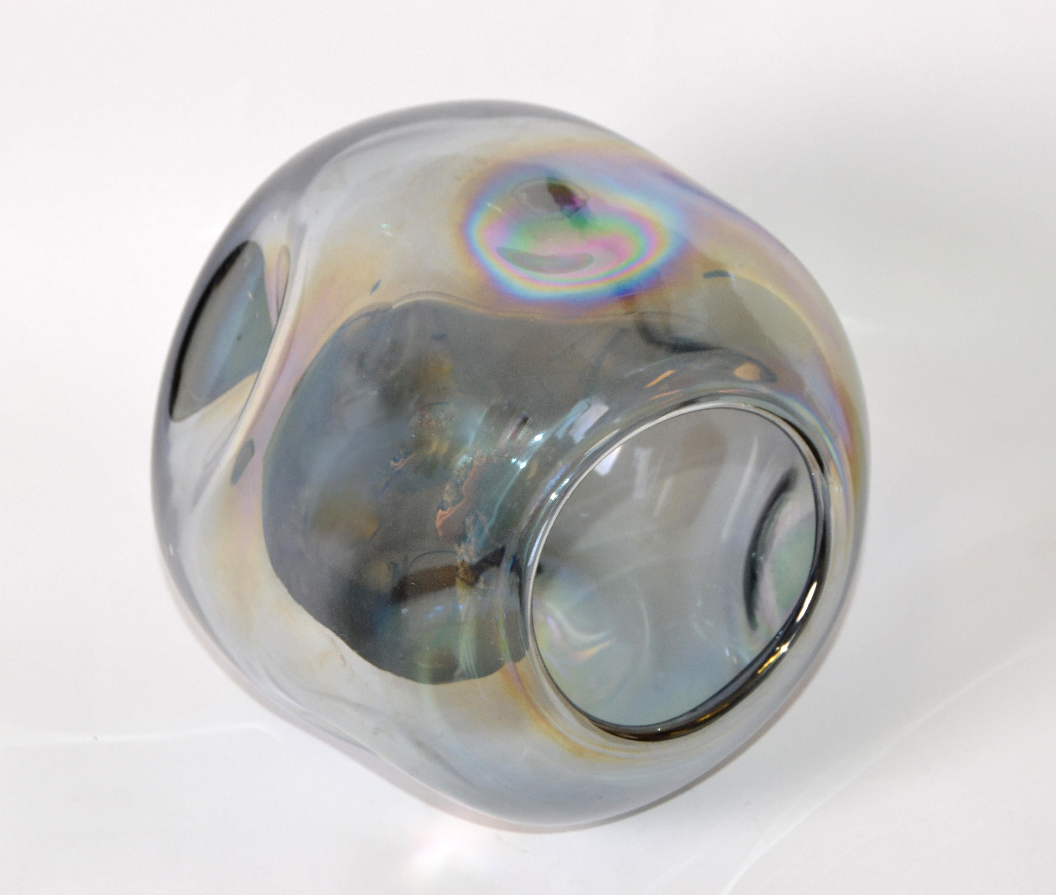Fatto a mano Vaso in vetro soffiato fumé di metà secolo moderno con rivestimento a specchio e rientranze rotonde in vendita