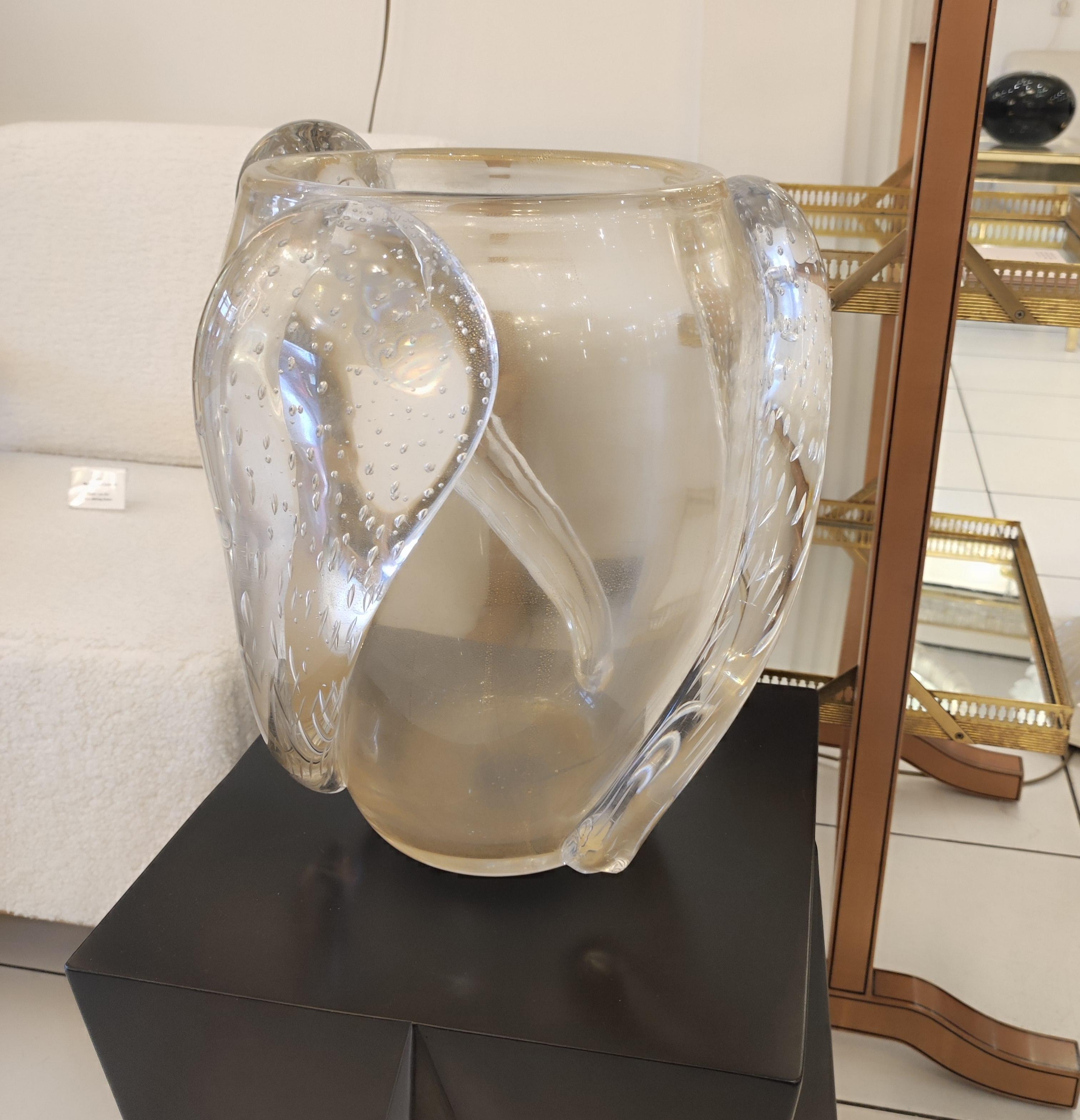 Vase en verre de Murano translucide soufflé et pailleté d'or
Parfait état.

 