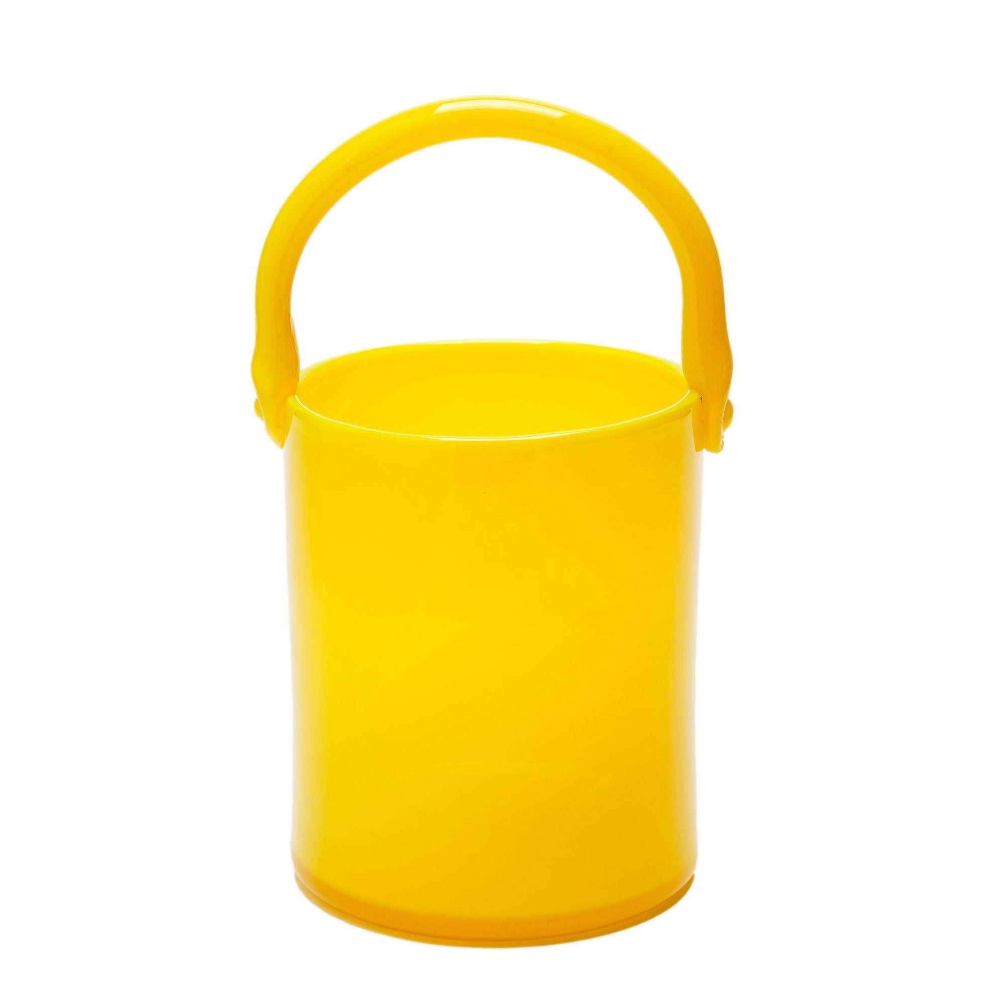 Seau en verre opalin jaune soufflé en forme d'anse à boucle avec rivets imprimés dans le style de la Blenko Glass Co.
Américain, vers 1950.

Dimensions : 5