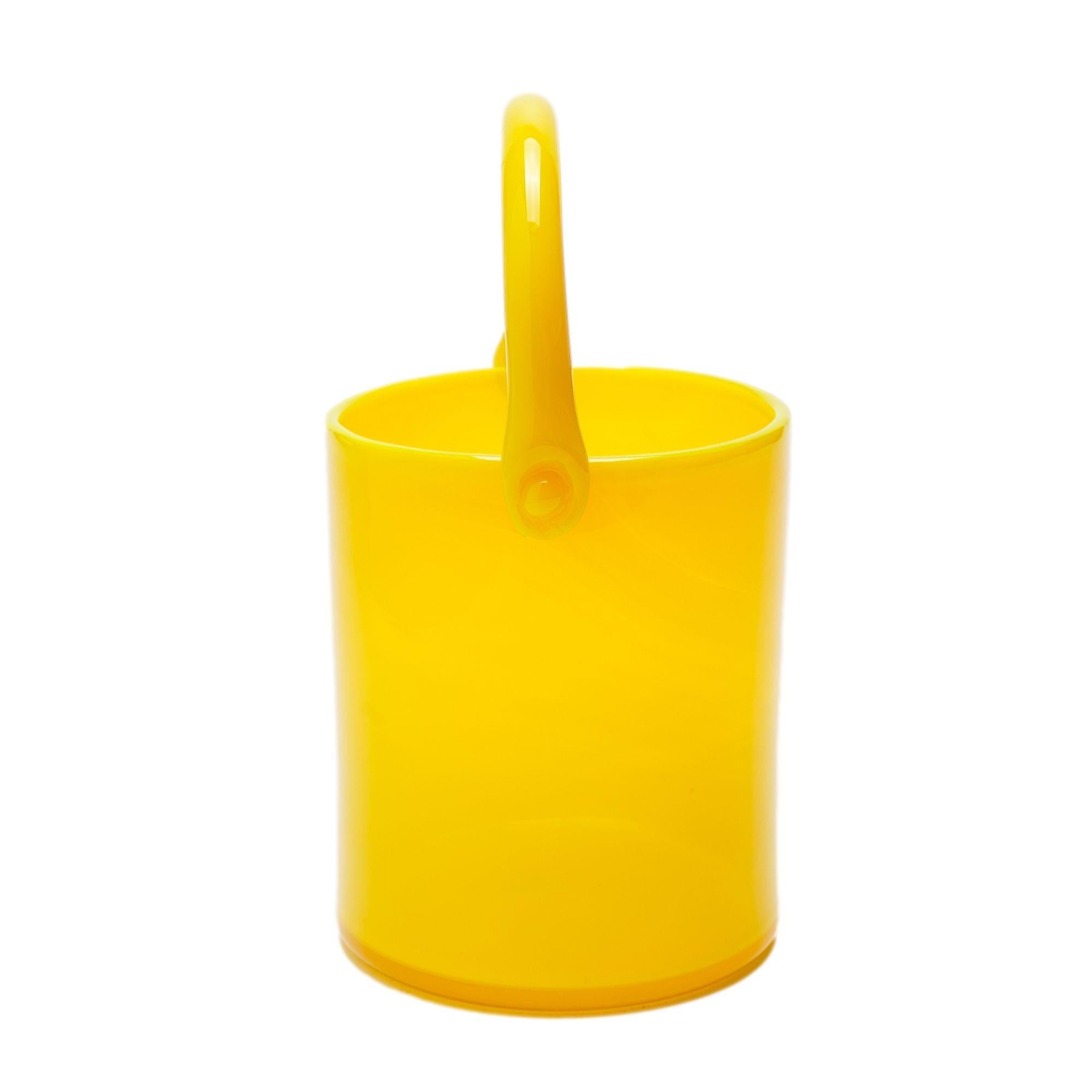 Nord-américain Paire de verre opalin jaune soufflé, vers 1950 en vente
