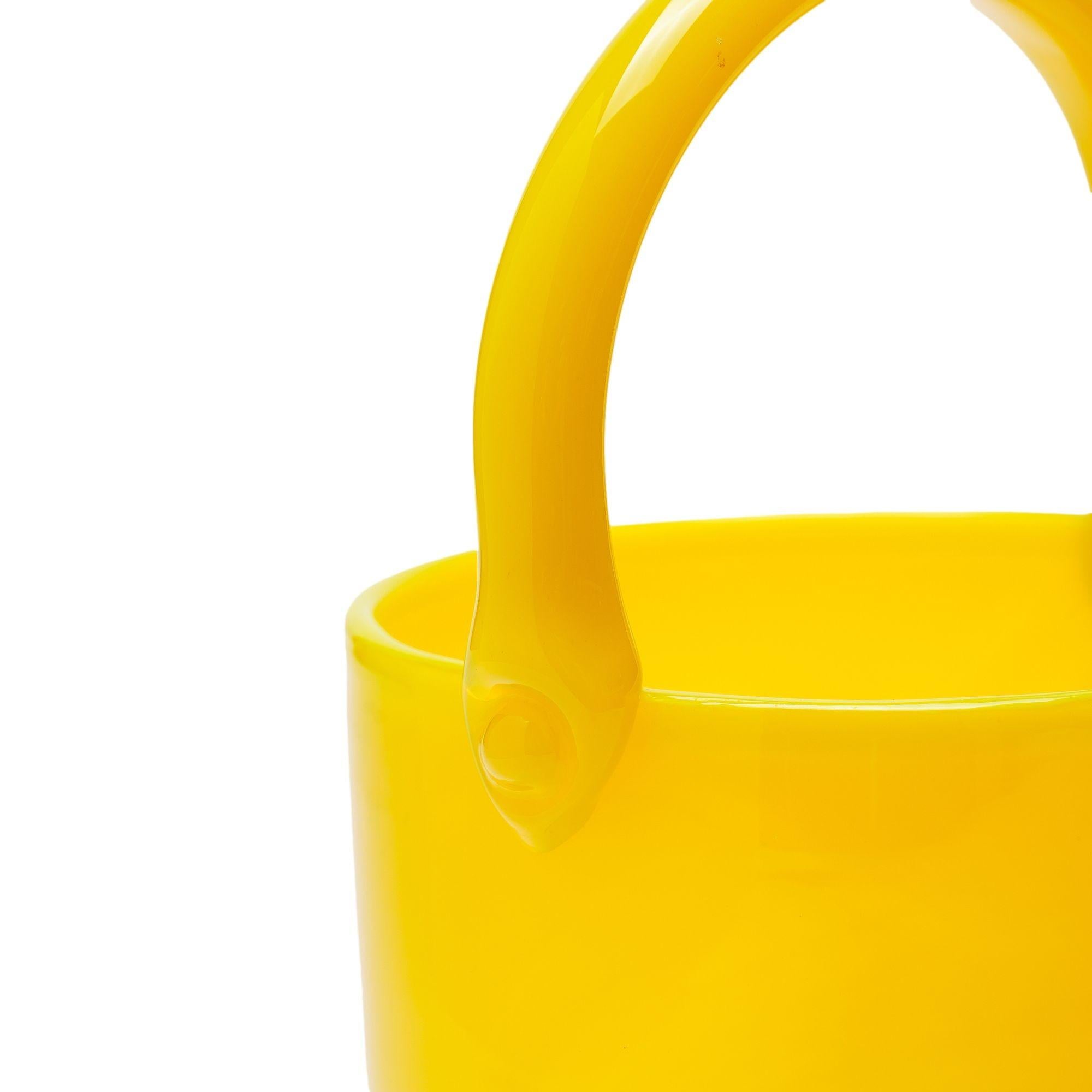 Paire de verre opalin jaune soufflé, vers 1950 en vente 2