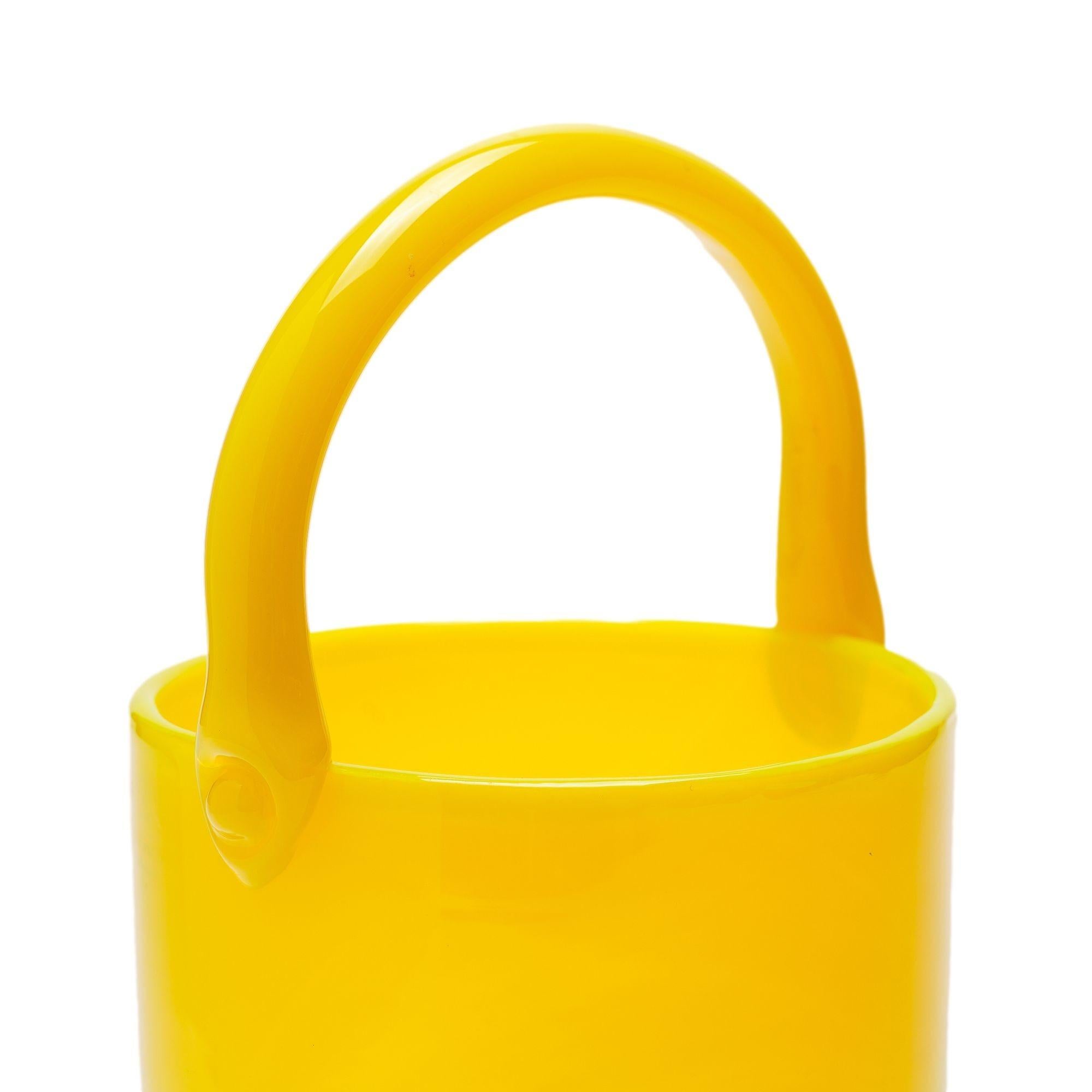 Paire de verre opalin jaune soufflé, vers 1950 en vente 3