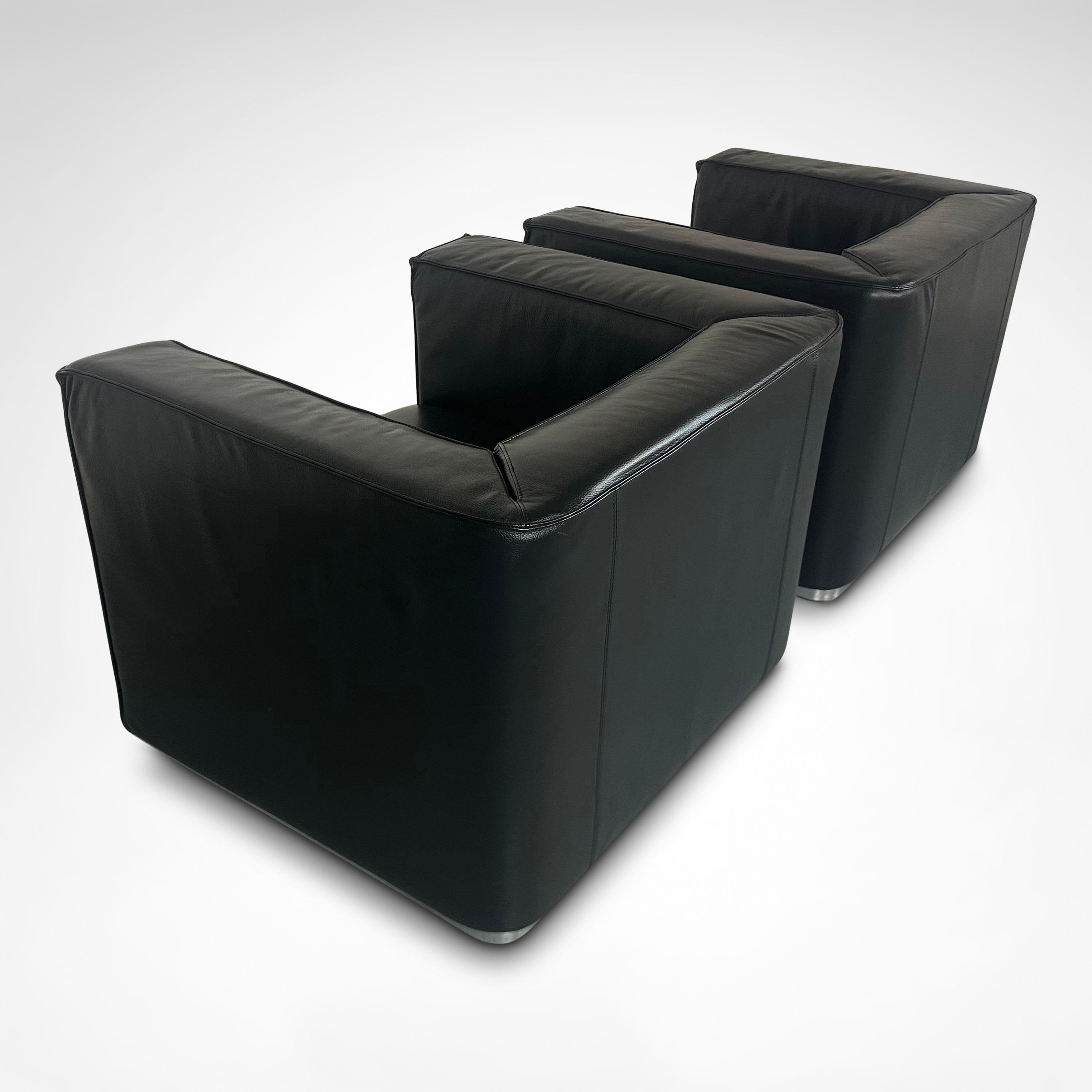 Diseño contemporáneo de la pareja de diseñadores alemanes Markus Jehs y Jurgen Laub para Cassina. Diseñado en 2002, el Blox es una interpretación moderna de diseños clásicos lanzados por Cassina, como la serie de sillones LC de Le Corbusier e.a., el