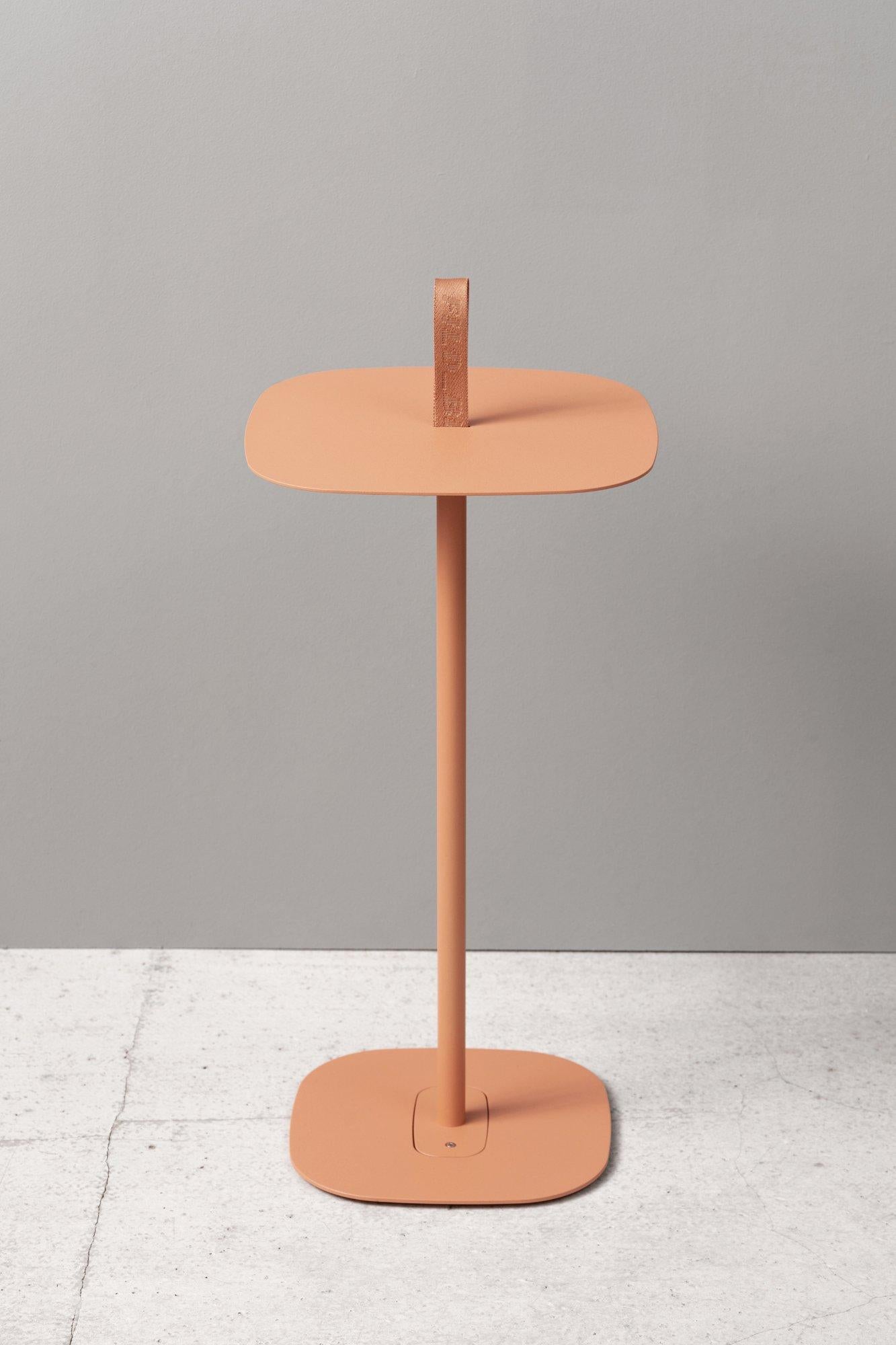 Mesa BLT Mesa auxiliar pequeña Coral by +kouple
Dimensiones: P 32 x An 32 x Al 60 cm. 
Materiales: Acero con recubrimiento de polvo y textil.

Disponible en distintos colores. Disponible en dos tamaños diferentes. Póngase en contacto con