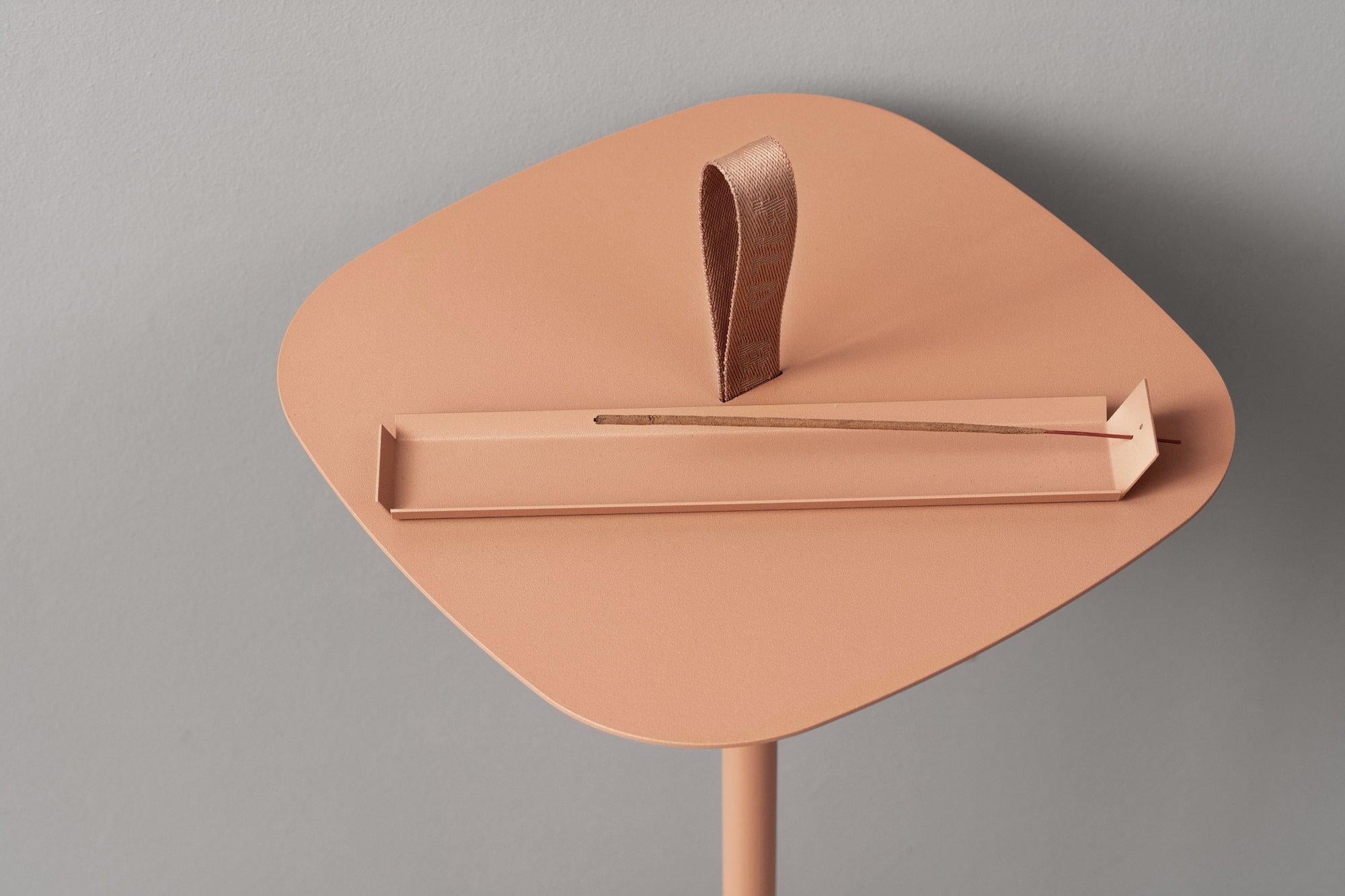 Mesa BLT Mesa auxiliar pequeña Coral by +kouple Posmoderno en venta