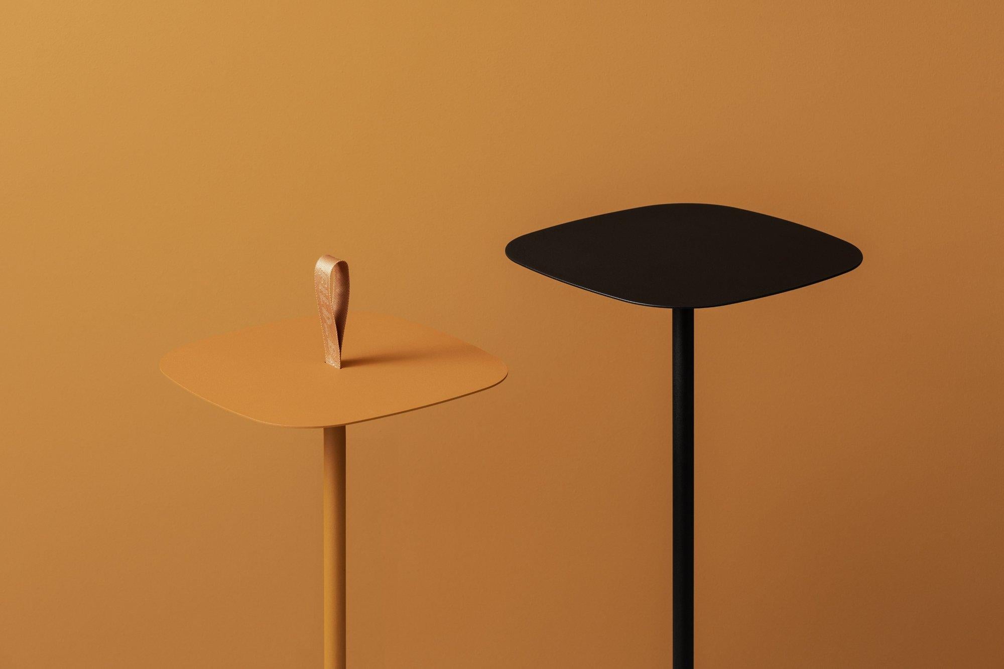 Mesa auxiliar pequeña azul BLT Table by +kouple en venta 2