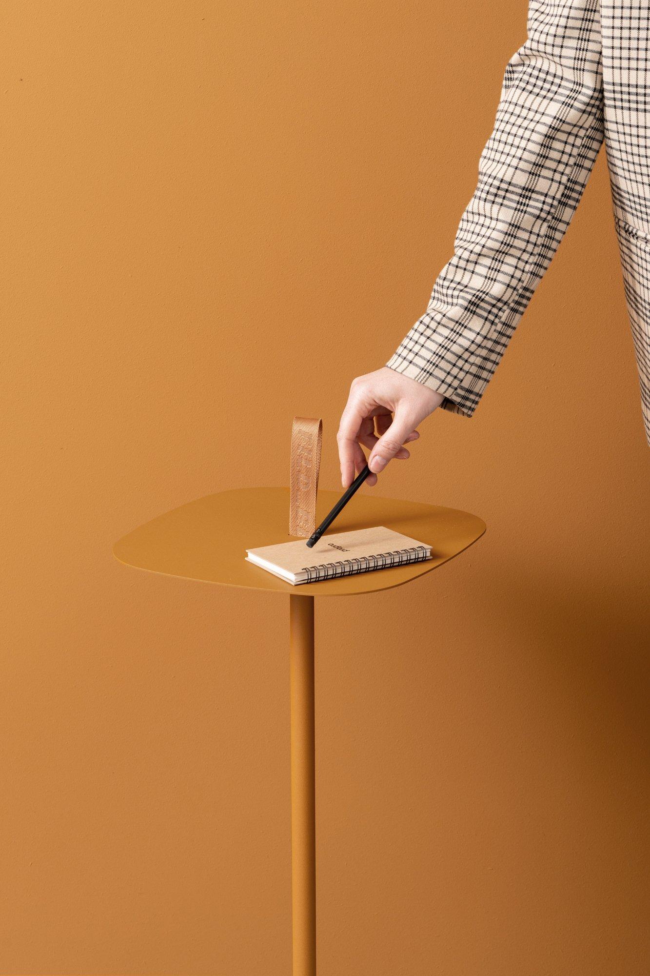Mesa auxiliar pequeña azul BLT Table by +kouple en venta 3