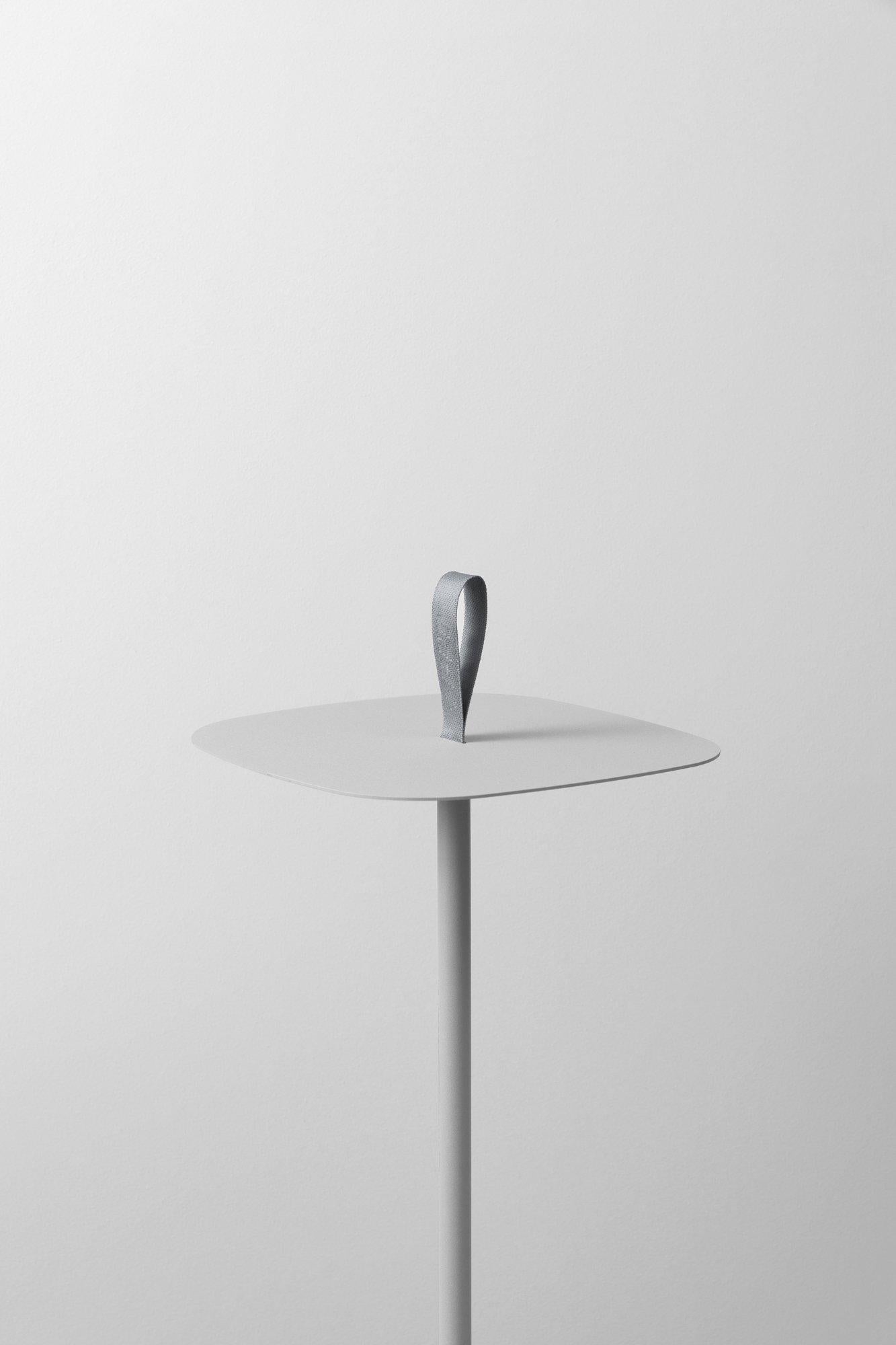 Mesa auxiliar pequeña azul BLT Table by +kouple en venta 6