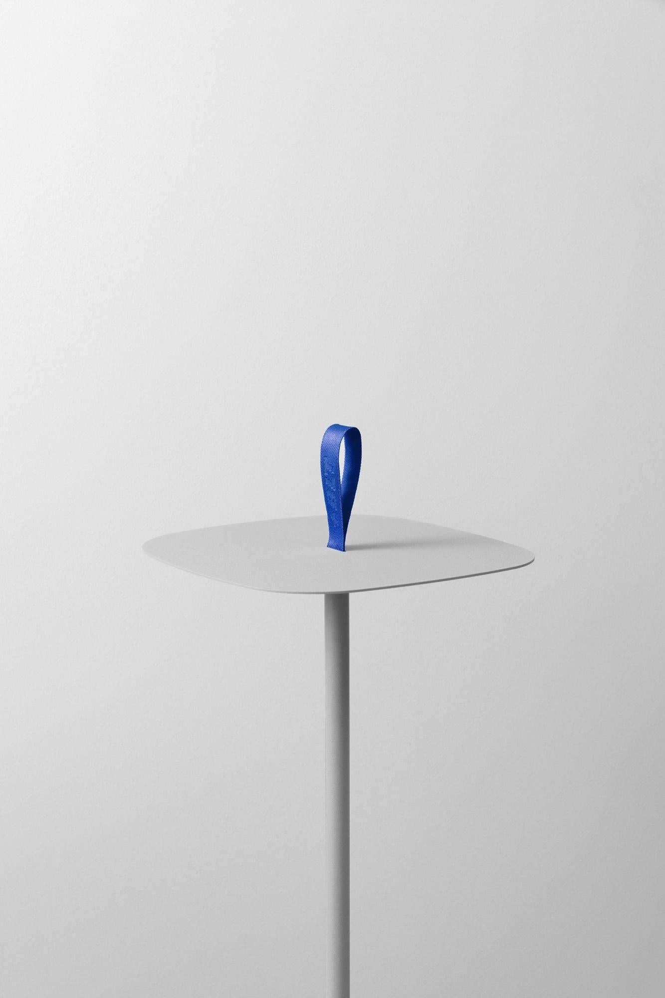 Mesa auxiliar pequeña azul BLT Table by +kouple en venta 7
