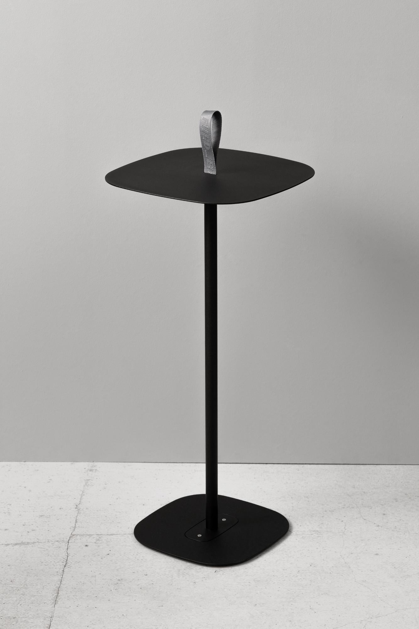 Mesa auxiliar pequeña azul BLT Table by +kouple en venta 9