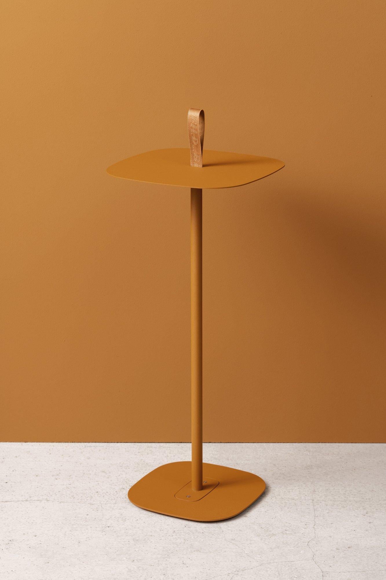 Mesa auxiliar pequeña azul BLT Table by +kouple en venta 10