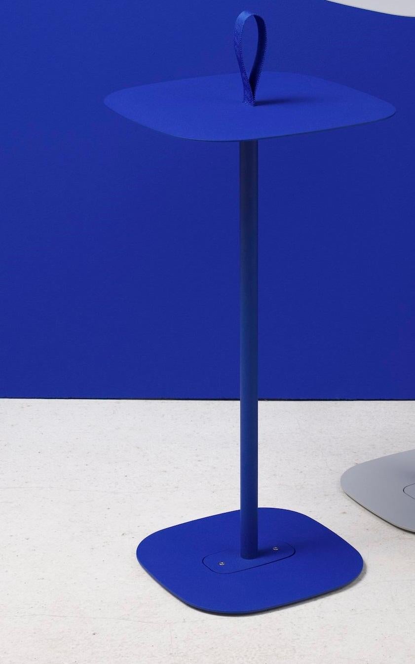 Mesa auxiliar pequeña azul BLT Table by +kouple
Dimensiones: P 32 x An 32 x Al 60 cm. 
Materiales: Acero con recubrimiento de polvo y textil.

Disponible en distintos colores. Disponible en dos tamaños diferentes. Póngase en contacto con