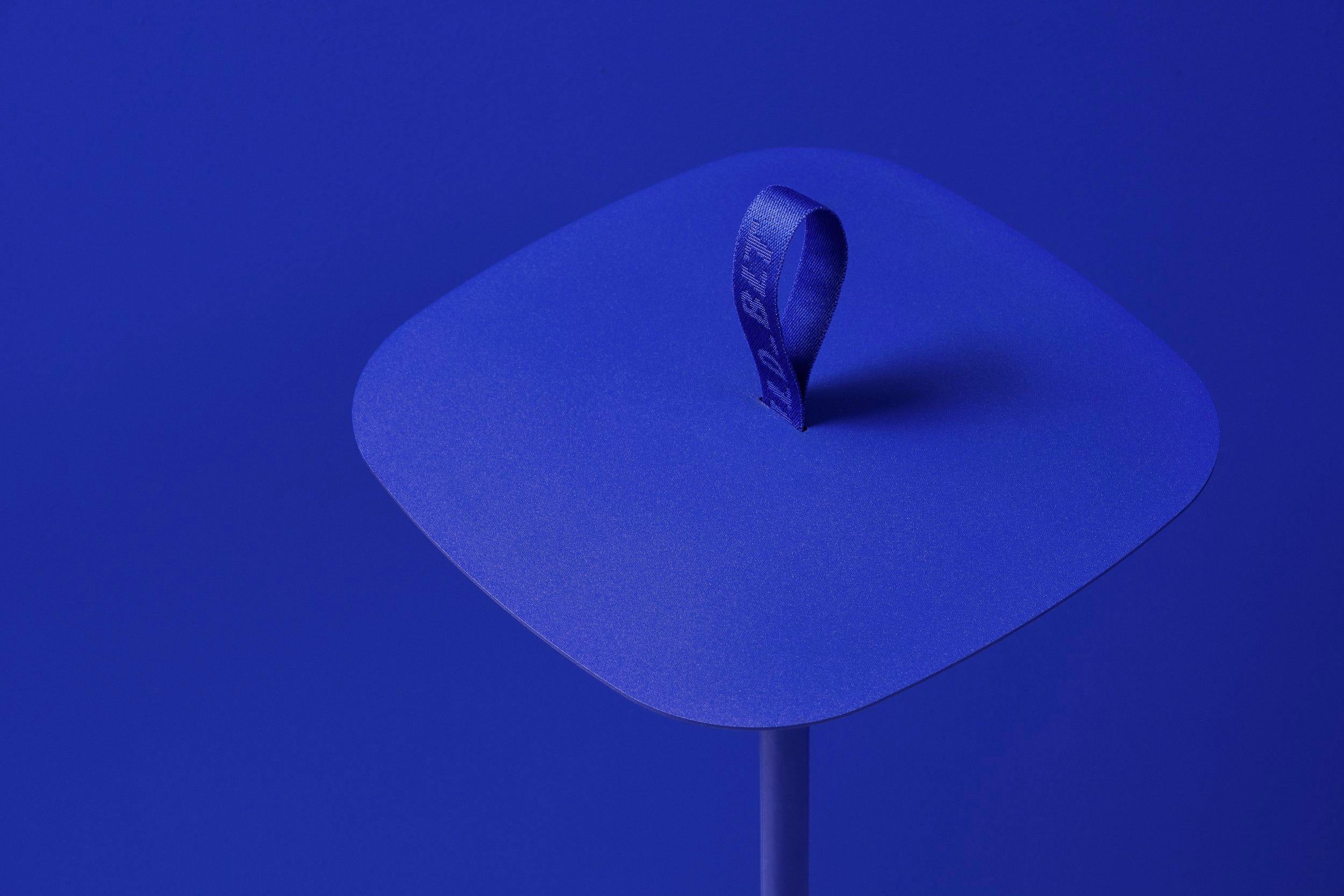 Mesa auxiliar pequeña azul BLT Table by +kouple Posmoderno en venta