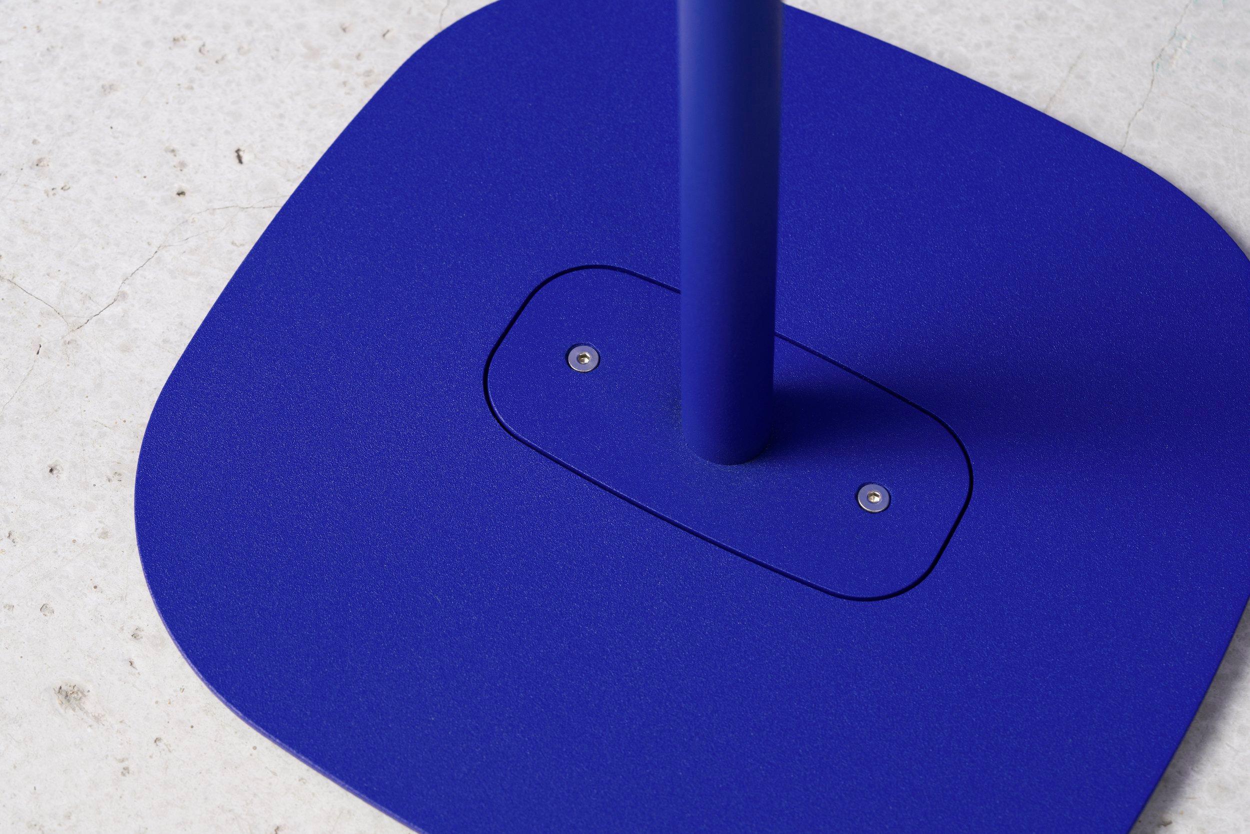 Mesa auxiliar pequeña azul BLT Table by +kouple Ucraniano en venta