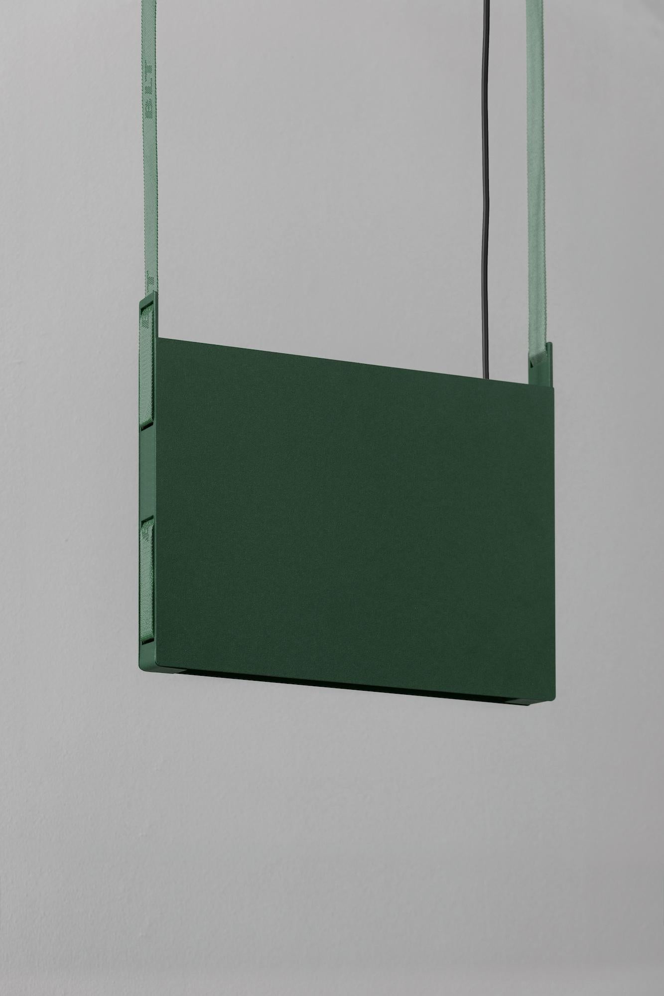 Lampada a sospensione BLT_2 Forest di +kouple
Dimensioni: P 33 x L 3,4 x H 27,7 cm. 
Materiali: Acciaio verniciato a polvere, alluminio e plastica.

Disponibile in diverse opzioni di colore. La lunghezza dell'asta è di 250 cm. Contattateci.

Tutte