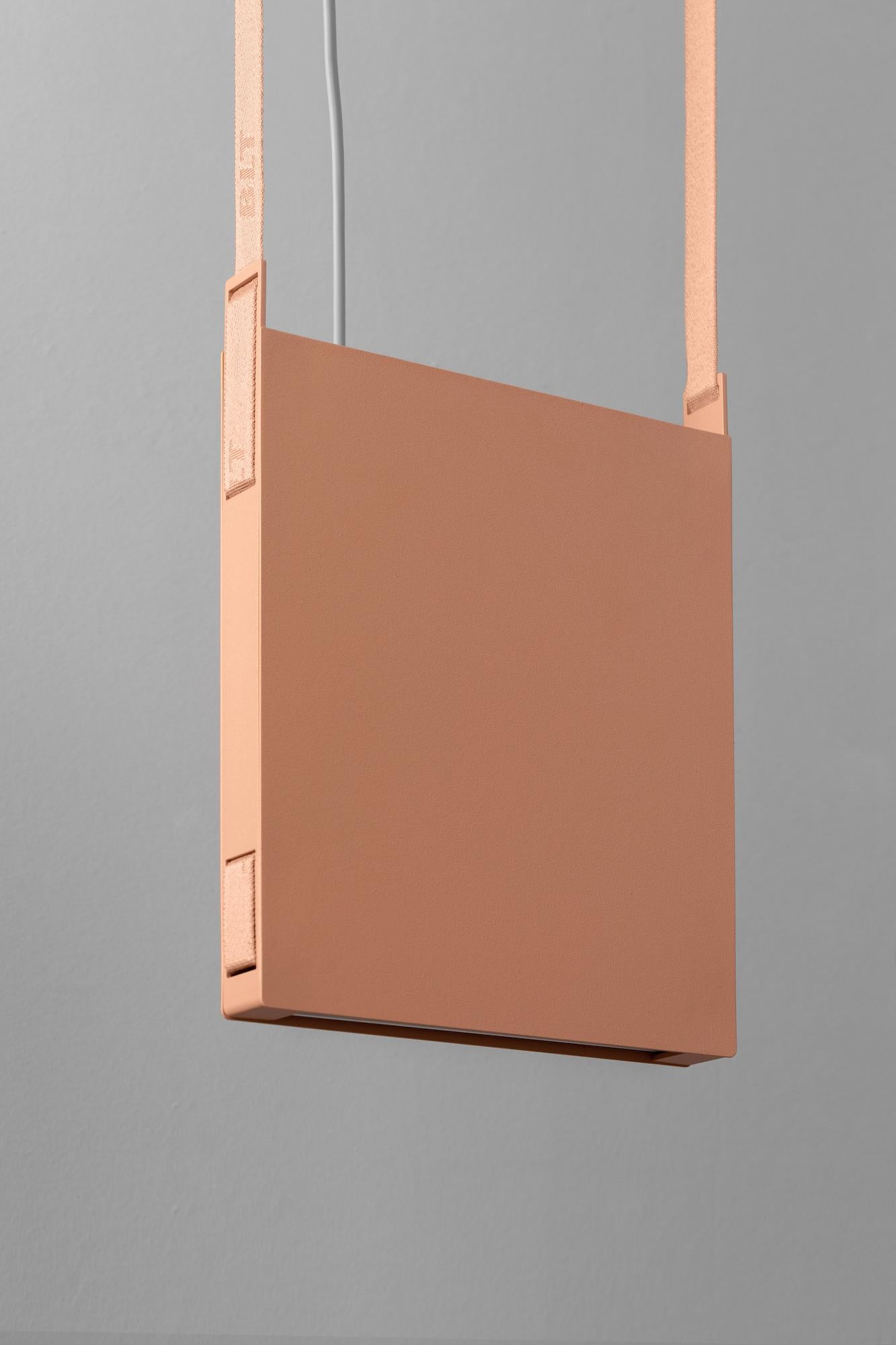 Lampada a sospensione BLT_3 Coral di +kouple
Dimensioni: P 27 x L 3,4 x H 36,7 cm. 
Materiali: Acciaio verniciato a polvere, alluminio e plastica.

Disponibile in diverse opzioni di colore. La lunghezza dell'asta è di 250 cm. Contattateci.

Tutte le