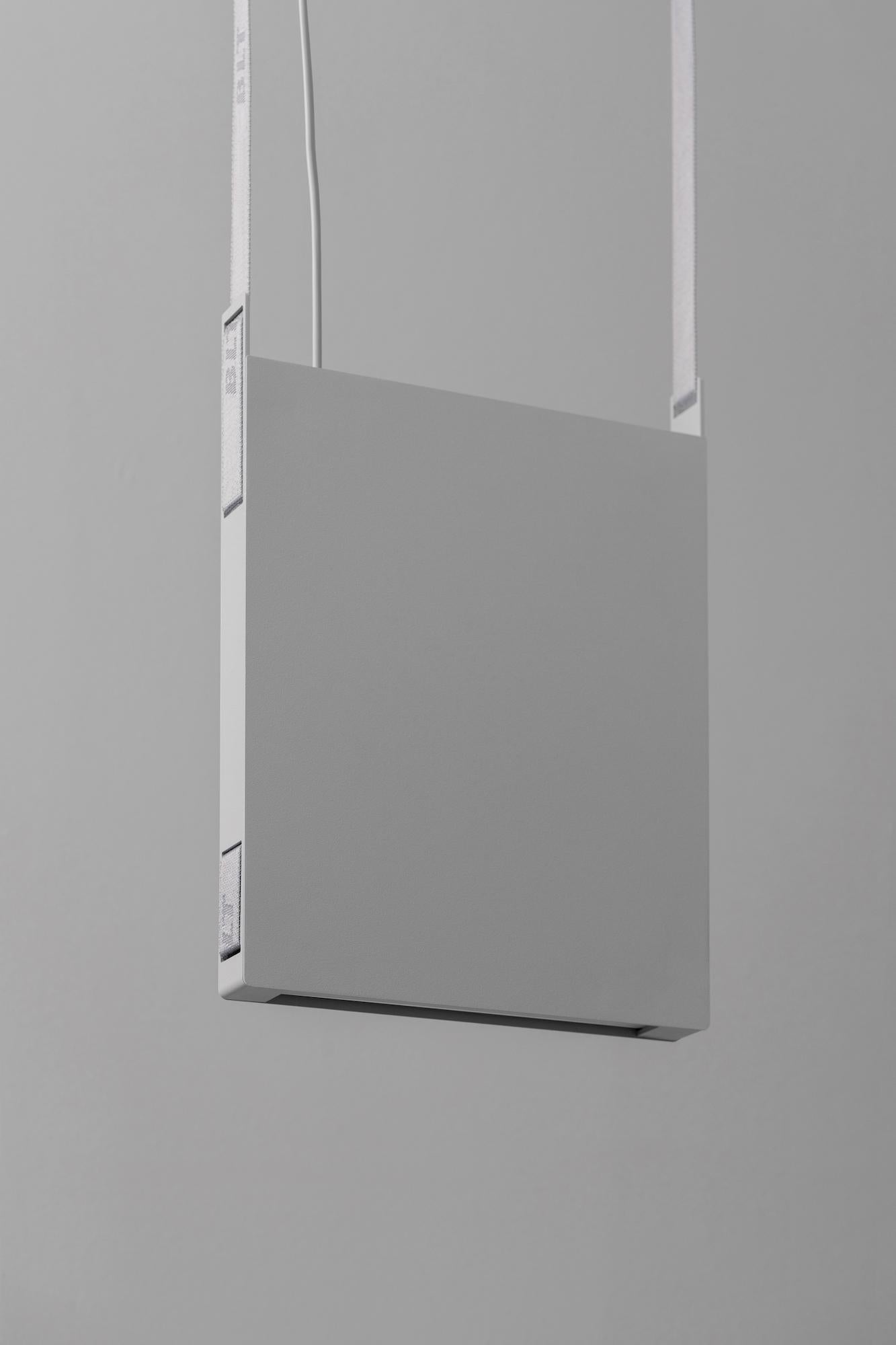 Lampada a sospensione grigia BLT_3 di +kouple
Dimensioni: P 27 x L 3,4 x H 36,7 cm. 
Materiali: Acciaio verniciato a polvere, alluminio e plastica.

Disponibile in diverse opzioni di colore. La lunghezza dell'asta è di 250 cm. Contattateci.

Tutte