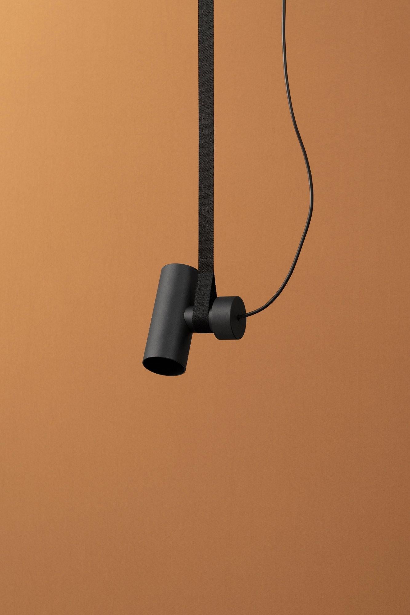 Lampada a sospensione nera BLT_4 di +kouple
Dimensioni: P 6,3 x L 13,4 x H 15,5 cm. 
Materiali: Acciaio verniciato a polvere e tessuto.

Disponibile in diverse opzioni di colore. La lunghezza dell'asta è di 250 cm. Contattateci.

Tutte le nostre