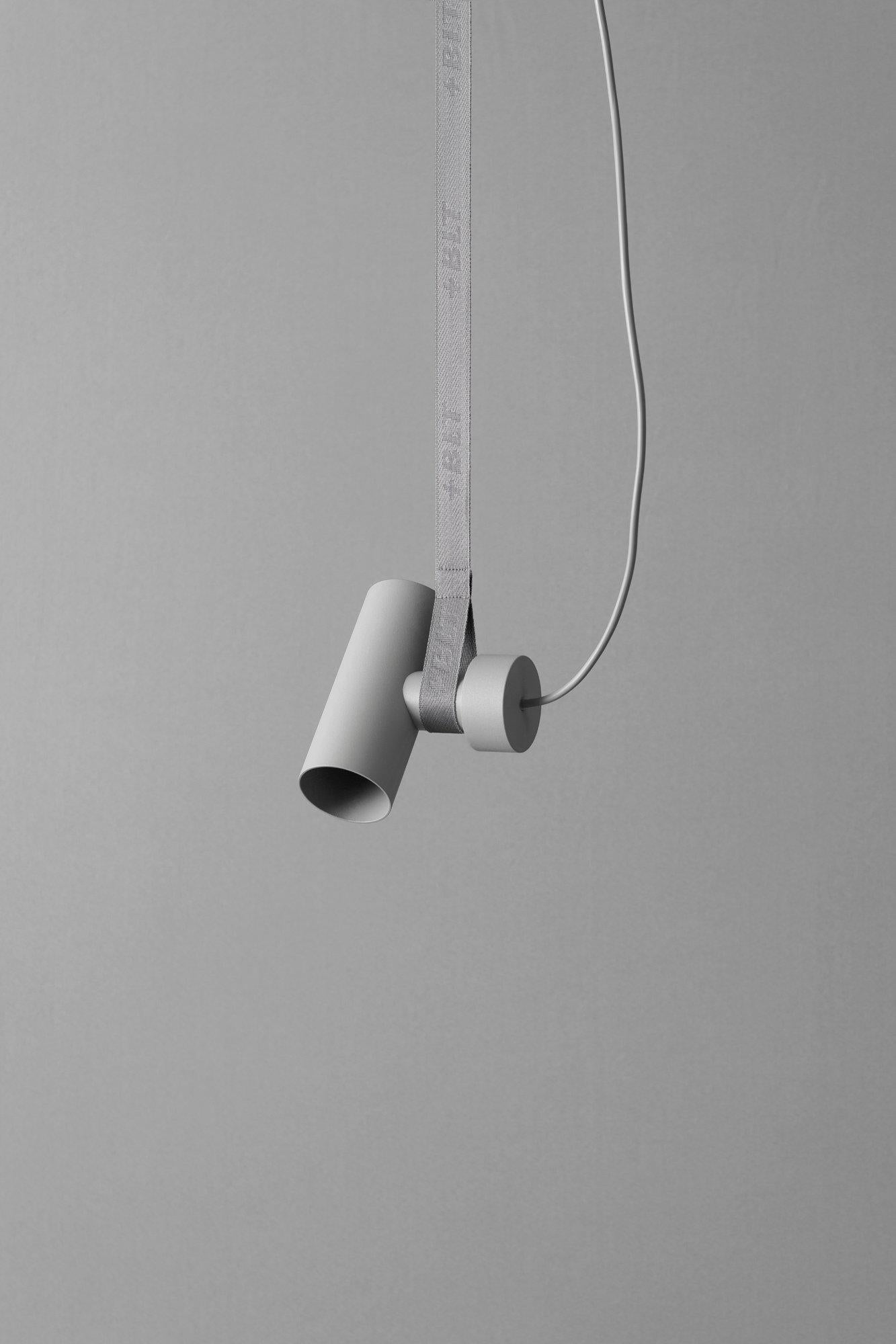 Lampada a sospensione grigia BLT_4 di +kouple
Dimensioni: P 6,3 x L 13,4 x H 15,5 cm. 
Materiali: Acciaio verniciato a polvere e tessuto.

Disponibile in diverse opzioni di colore. La lunghezza dell'asta è di 250 cm. Contattateci.

Tutte le nostre