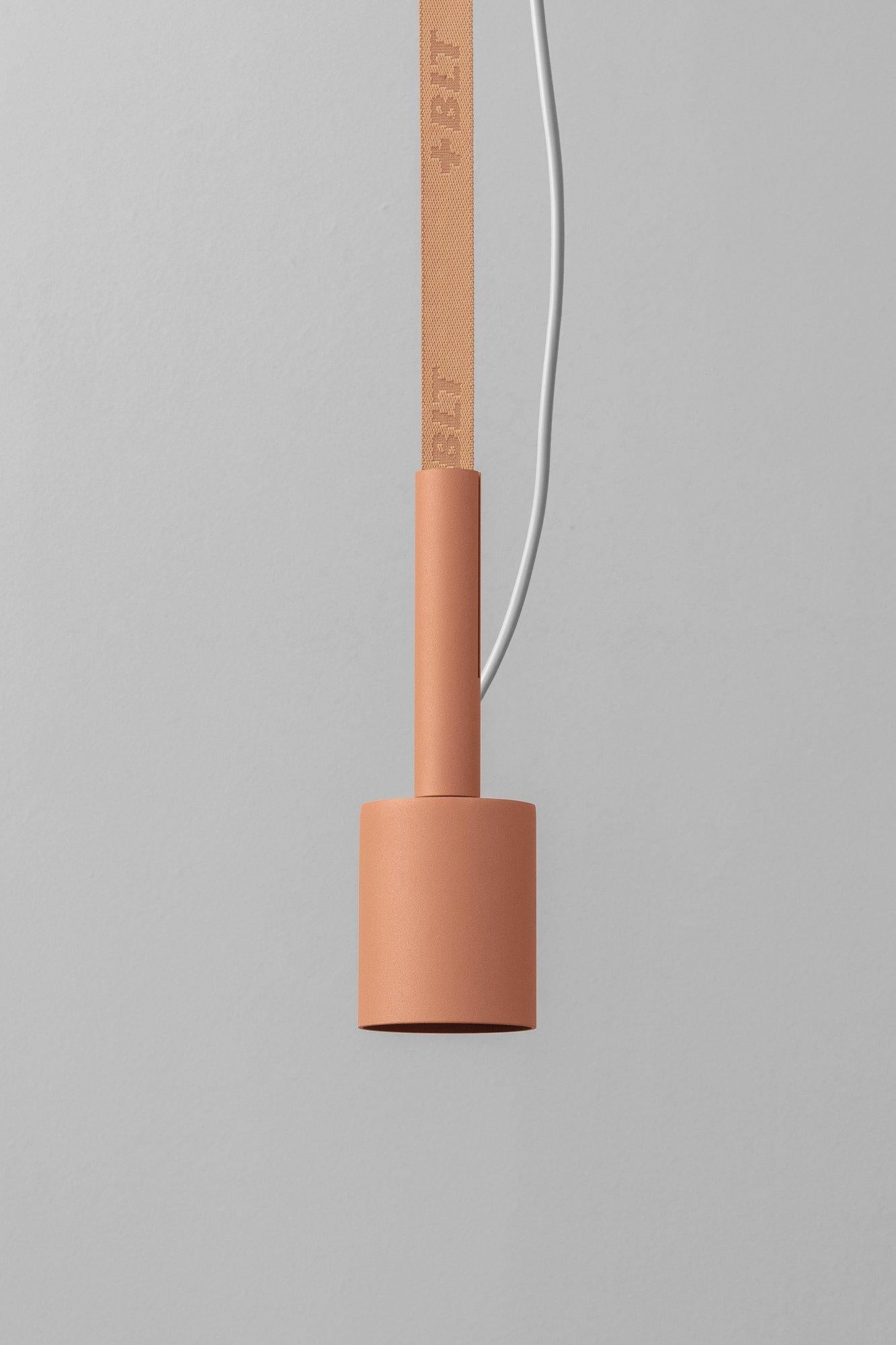Lampada a sospensione BLT_5 Coral di +kouple
Dimensioni: Ø 8 x H. 25,2 cm. 
Materiali: Acciaio verniciato a polvere e tessuto.

Disponibile in diverse opzioni di colore. La lunghezza dell'asta è di 250 cm. Contattateci.

Tutte le nostre lampade