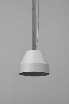 BLT_CAP Piccola lampada a sospensione grigia di +kouple