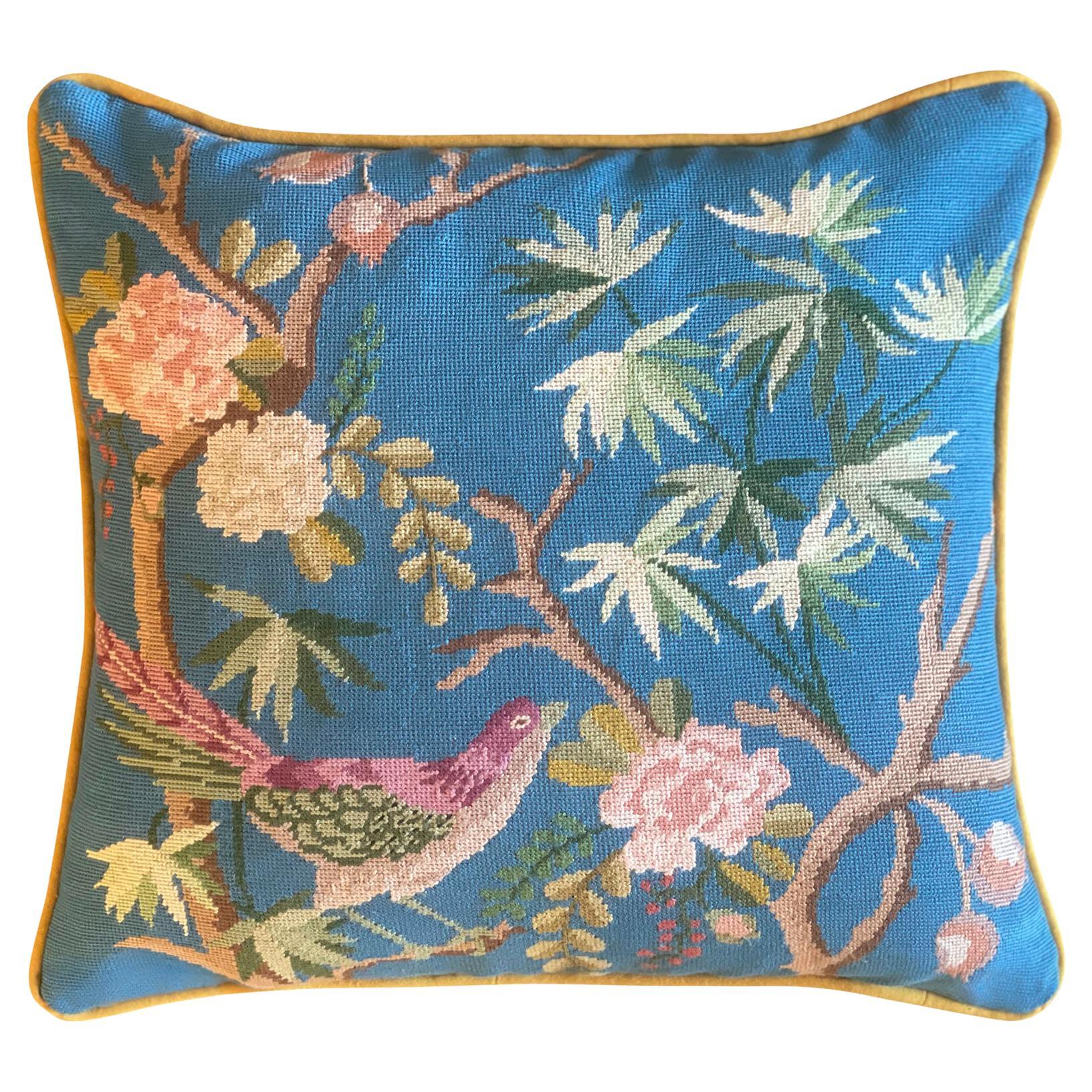 Oiseau de la forêt, coussin carré brodé à la main