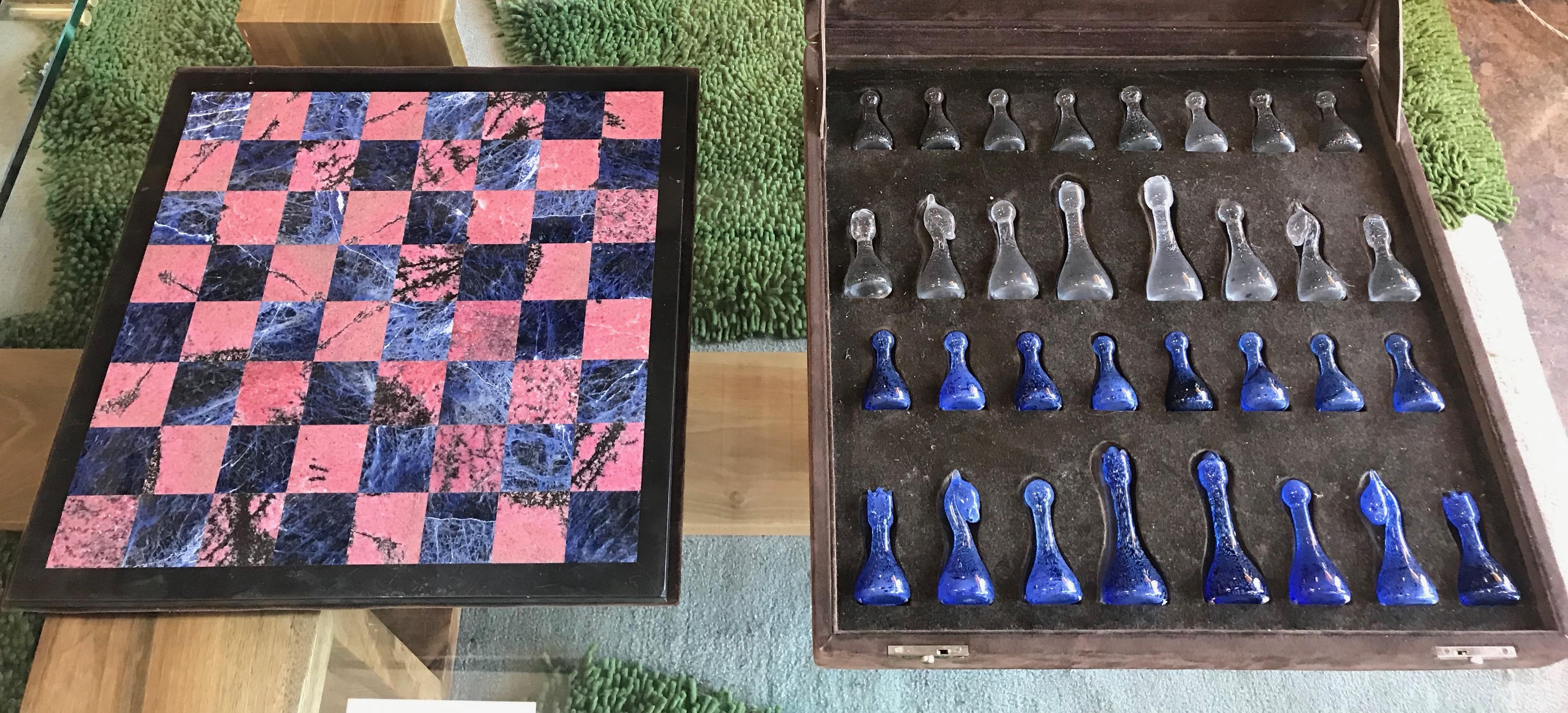Jeu d'échecs italien en marbre et verre d'art, vers les années 1960, Italie. Le plateau de jeu est composé de marbres bleus rares, de couleur blanche et d'un mélange de marbre blanc/bleu/gris.
Les pièces du jeu sont en verre d'art fait à la main.