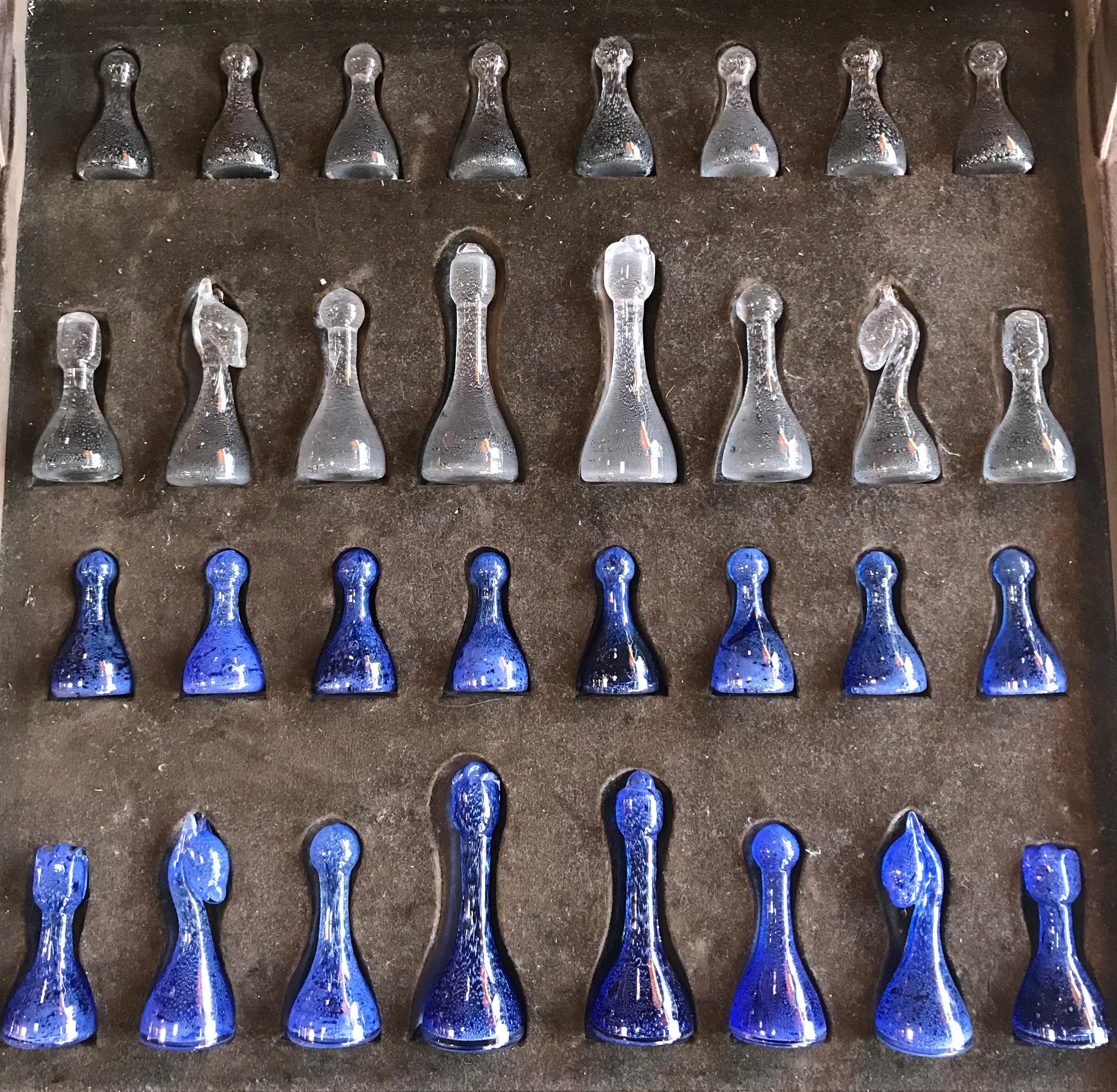 italien Jeu d'échecs en marbre bleu et verre d'art, Italie, vers les années 1960 en vente