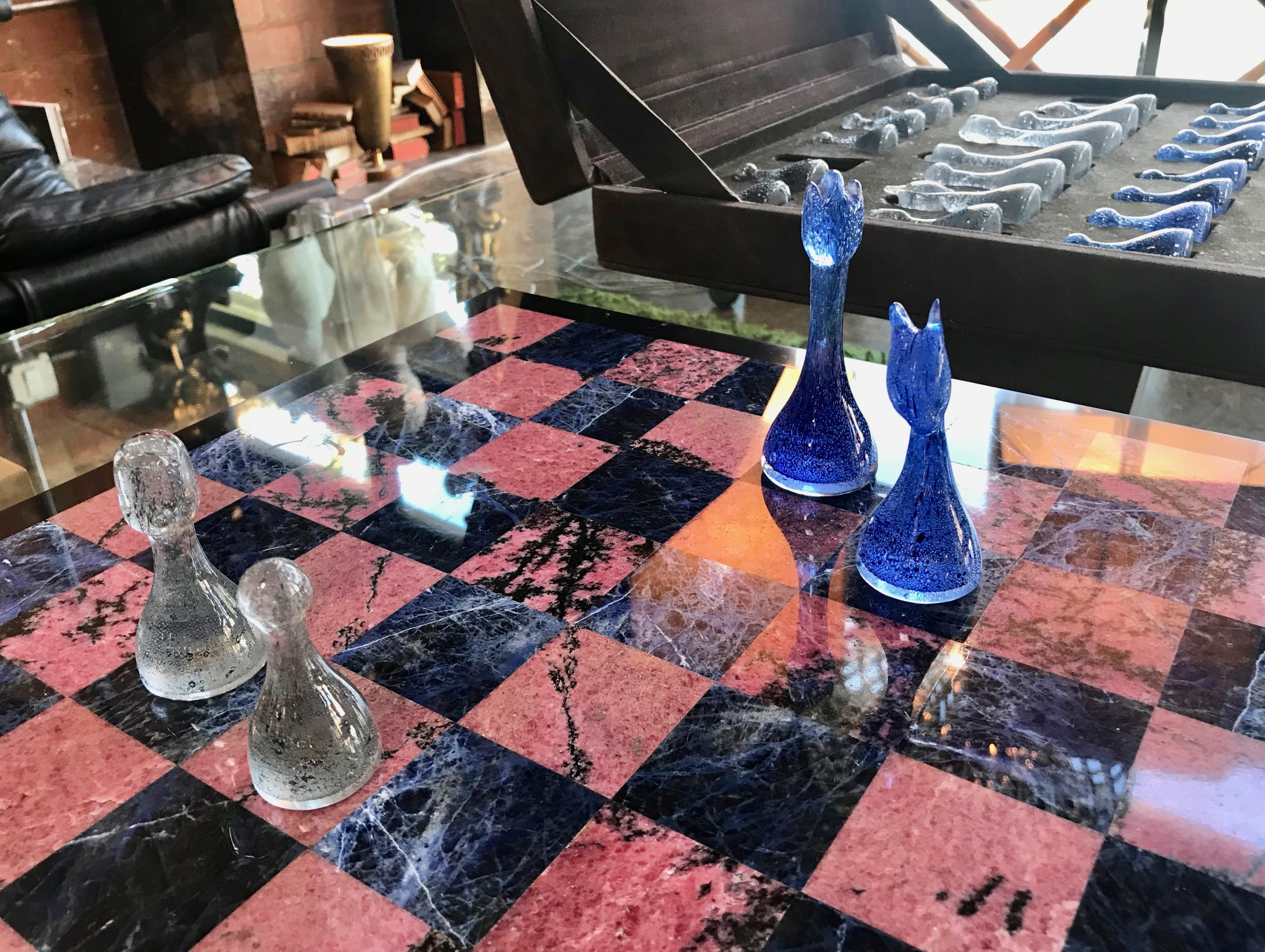 Daim Jeu d'échecs en marbre bleu et verre d'art, Italie, vers les années 1960 en vente