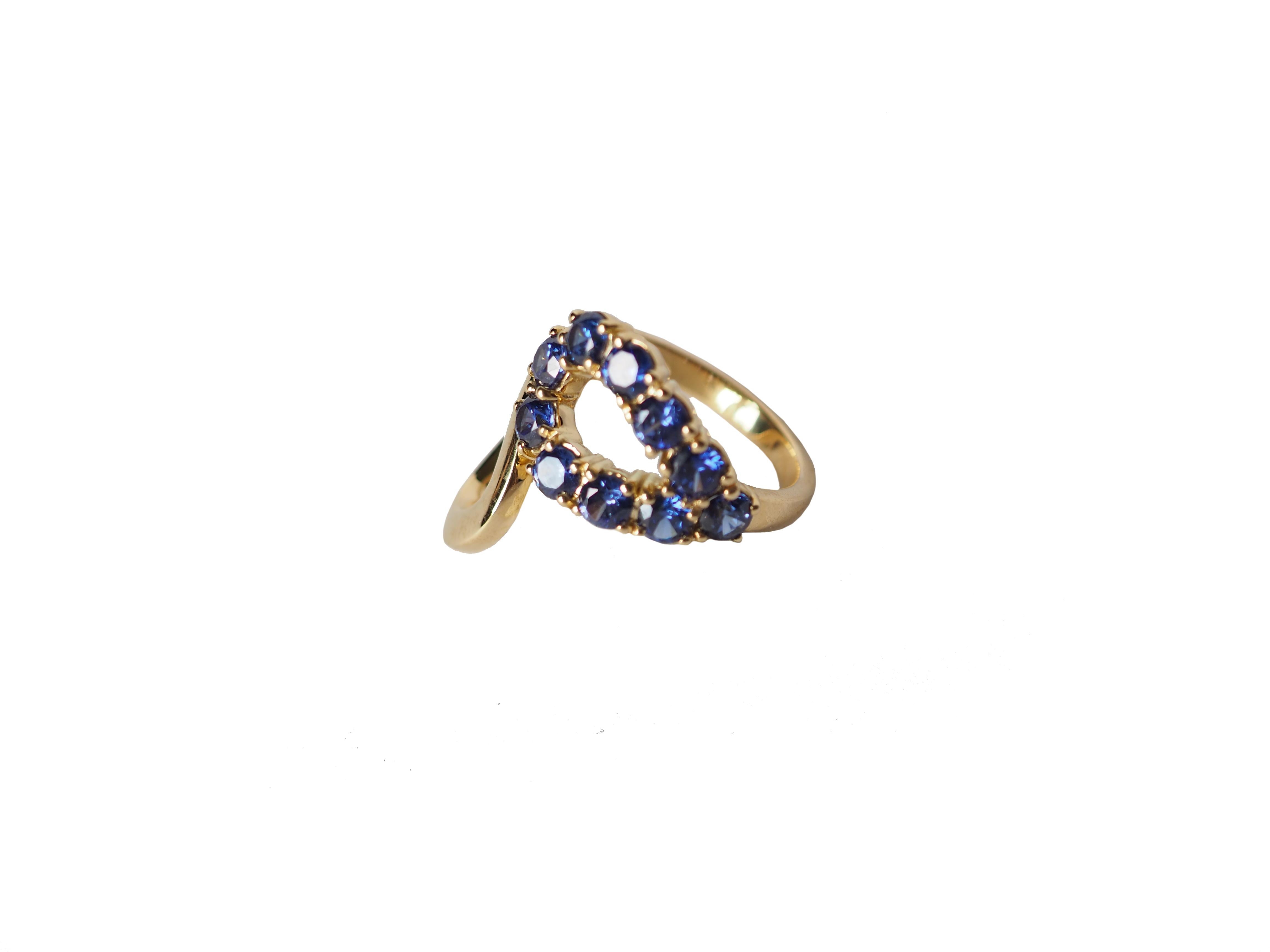 Brilliant Cut Blu Sapphire 18 Karat Gold Ring For Sale