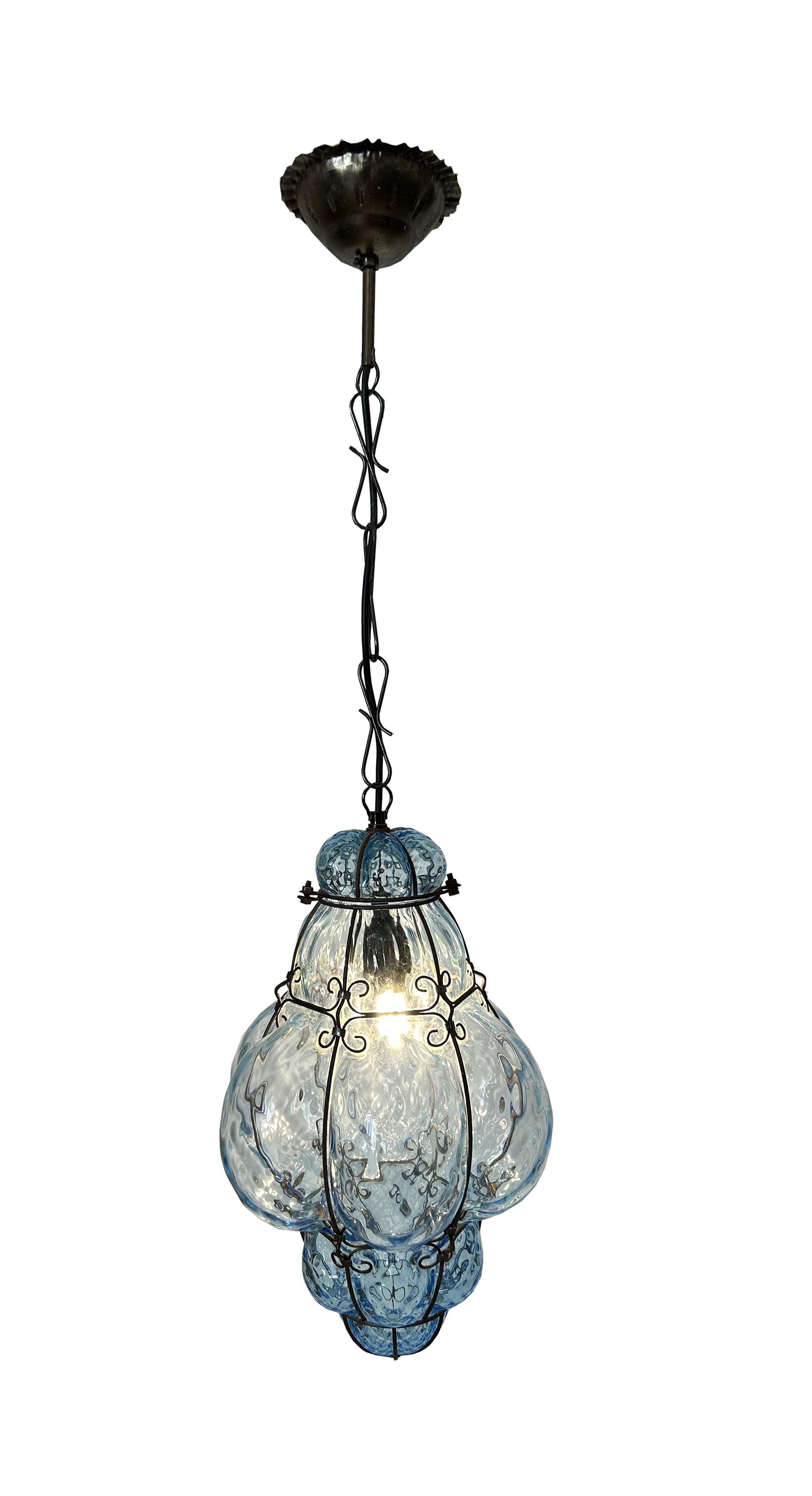 Precioso Farol Veneciano. El cristal está en excelentes condiciones. La altura indicada en la sección de dimensiones incluye la cadena; la altura de la parte de cristal es de 44 cm.