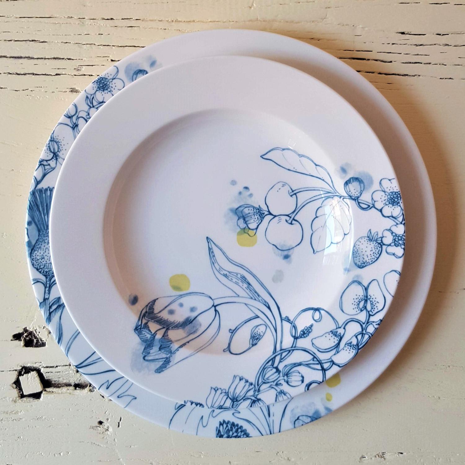 Other Blu Summer, Contemporary Porcelain Pasta Plates Set with Blue Floral Design For Sale
