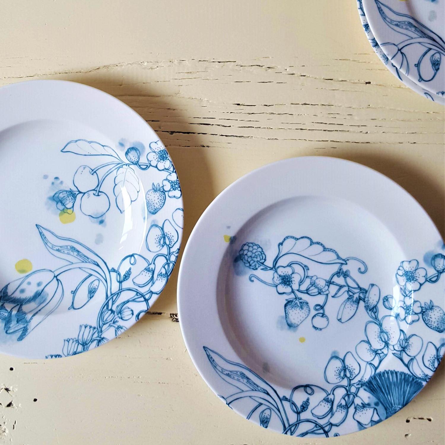 Italian Blu Summer, Contemporary Porcelain Pasta Plates Set with Blue Floral Design For Sale