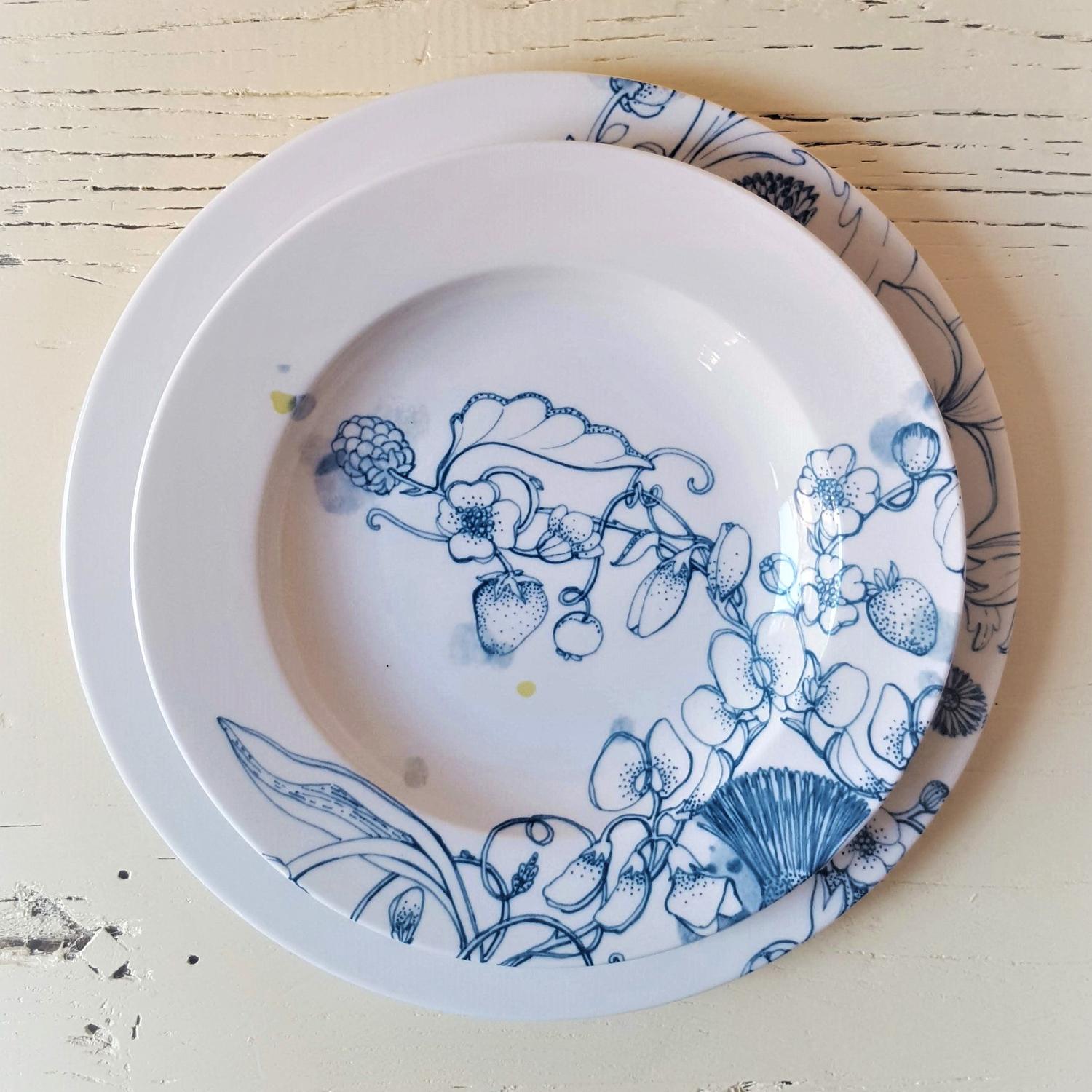 Other Blu Summer, Contemporary Porcelain Pasta Plate with Blue Floral Design For Sale