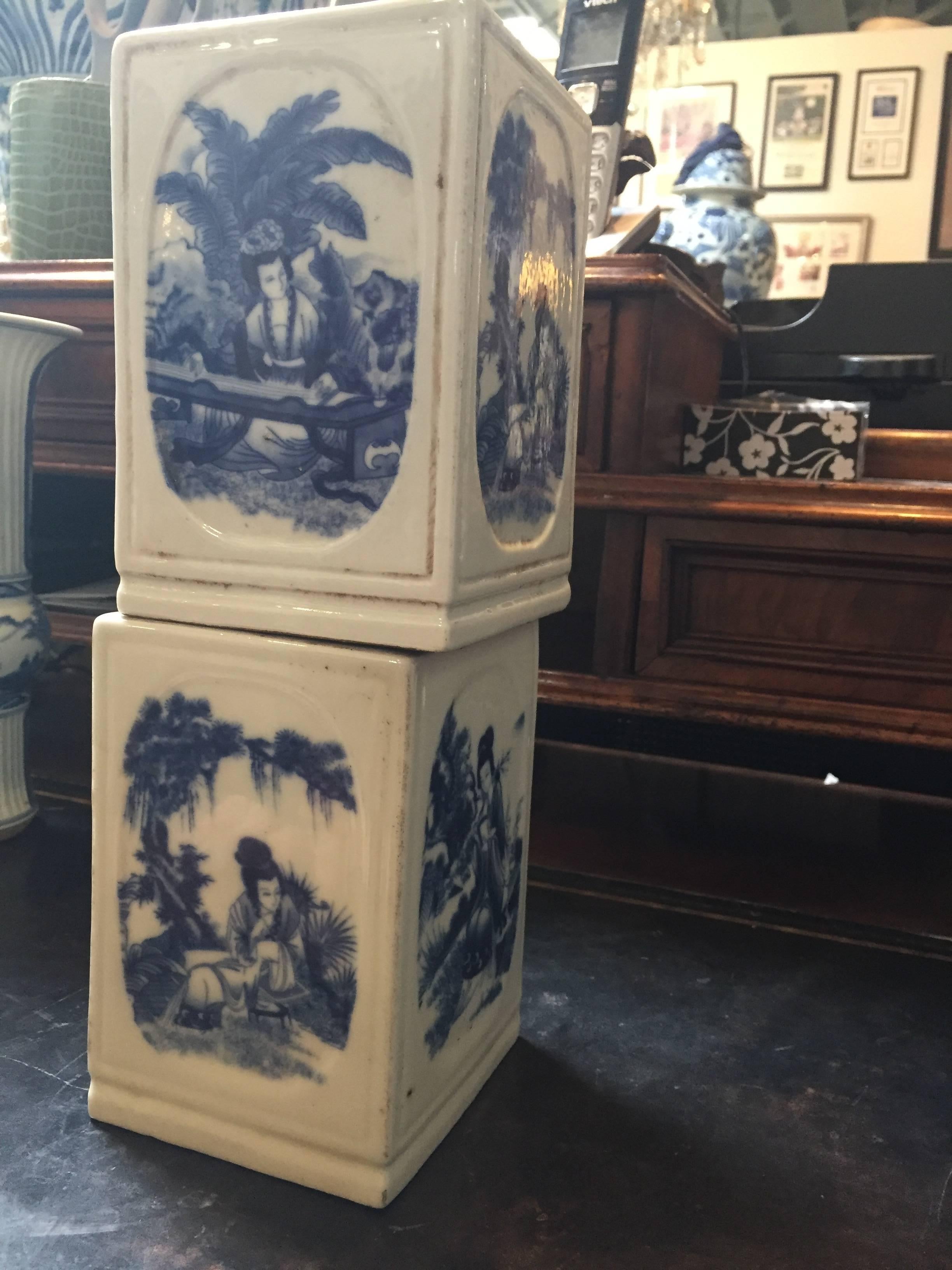 Blue and White Chinese Pair of Square Vases In Excellent Condition For Sale In Dallas, TX