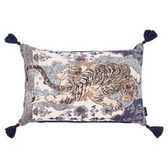 Coussin tigre tibétain bleu du 17e siècle avec glands par Knots Rugs