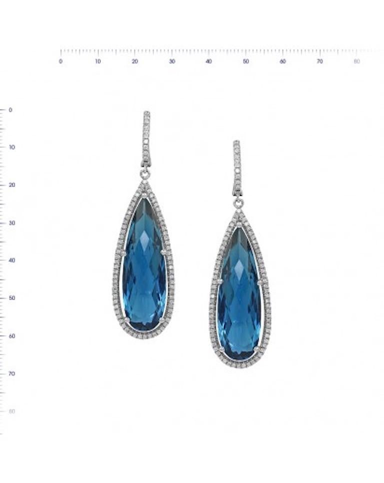 Ispirato al mare e al paesaggio lussureggiante del Mediterraneo, questo paio di orecchini a goccia contrasta in modo sorprendente il blu del mare con il fascino delicato della sabbia.

Orecchino in oro bianco 18 K  
Diamante 160-Round