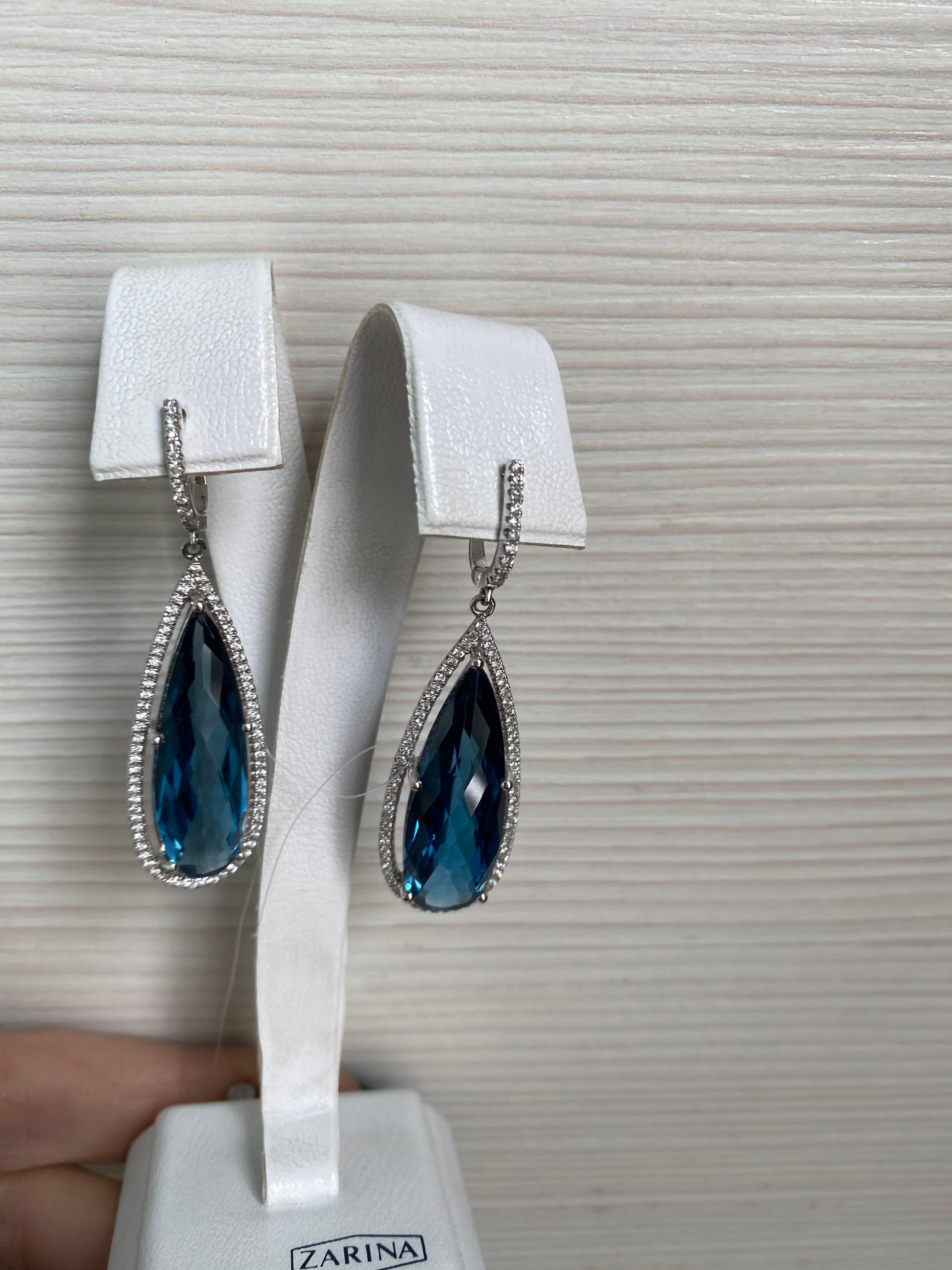 Donna 32 Carati Topazio Blu Diamante Bianco Designer Dangle Orecchini in Oro Bianco 18 Carati in vendita