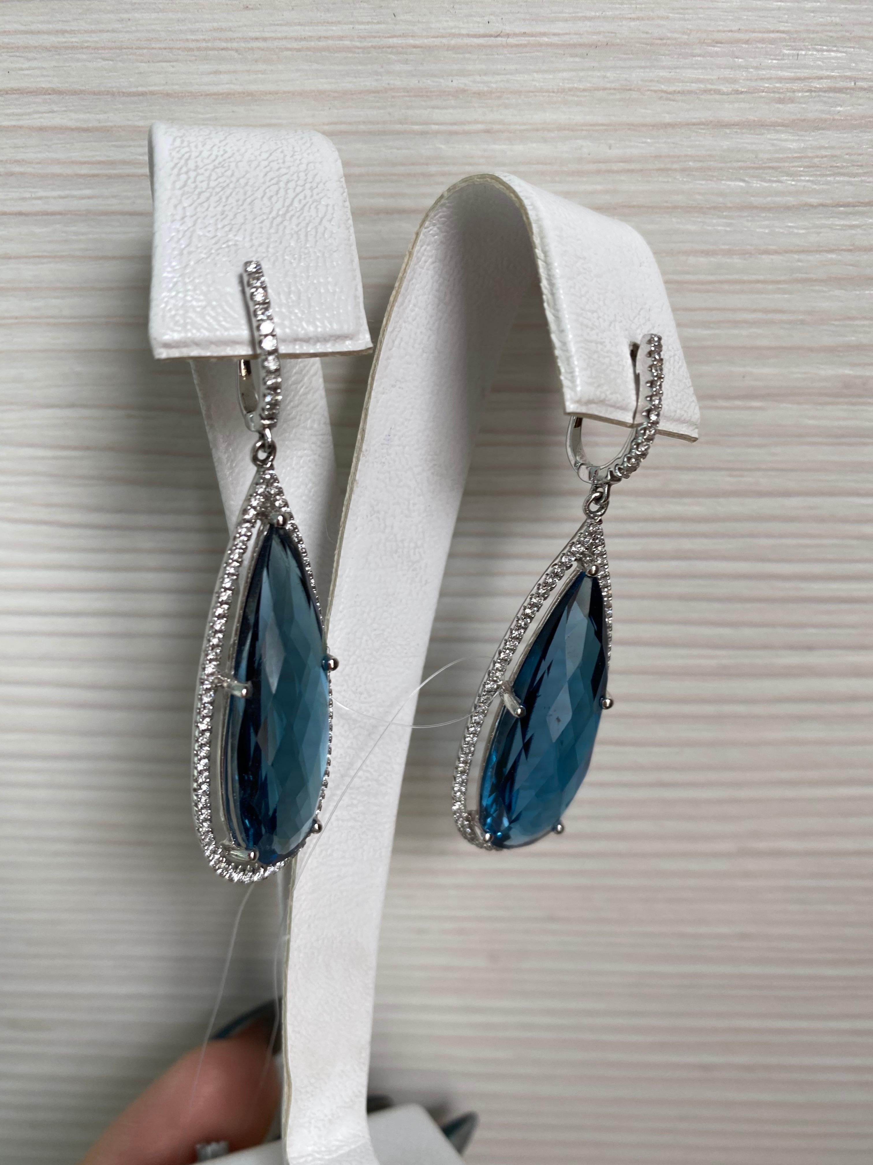 32 Carati Topazio Blu Diamante Bianco Designer Dangle Orecchini in Oro Bianco 18 Carati in vendita 1