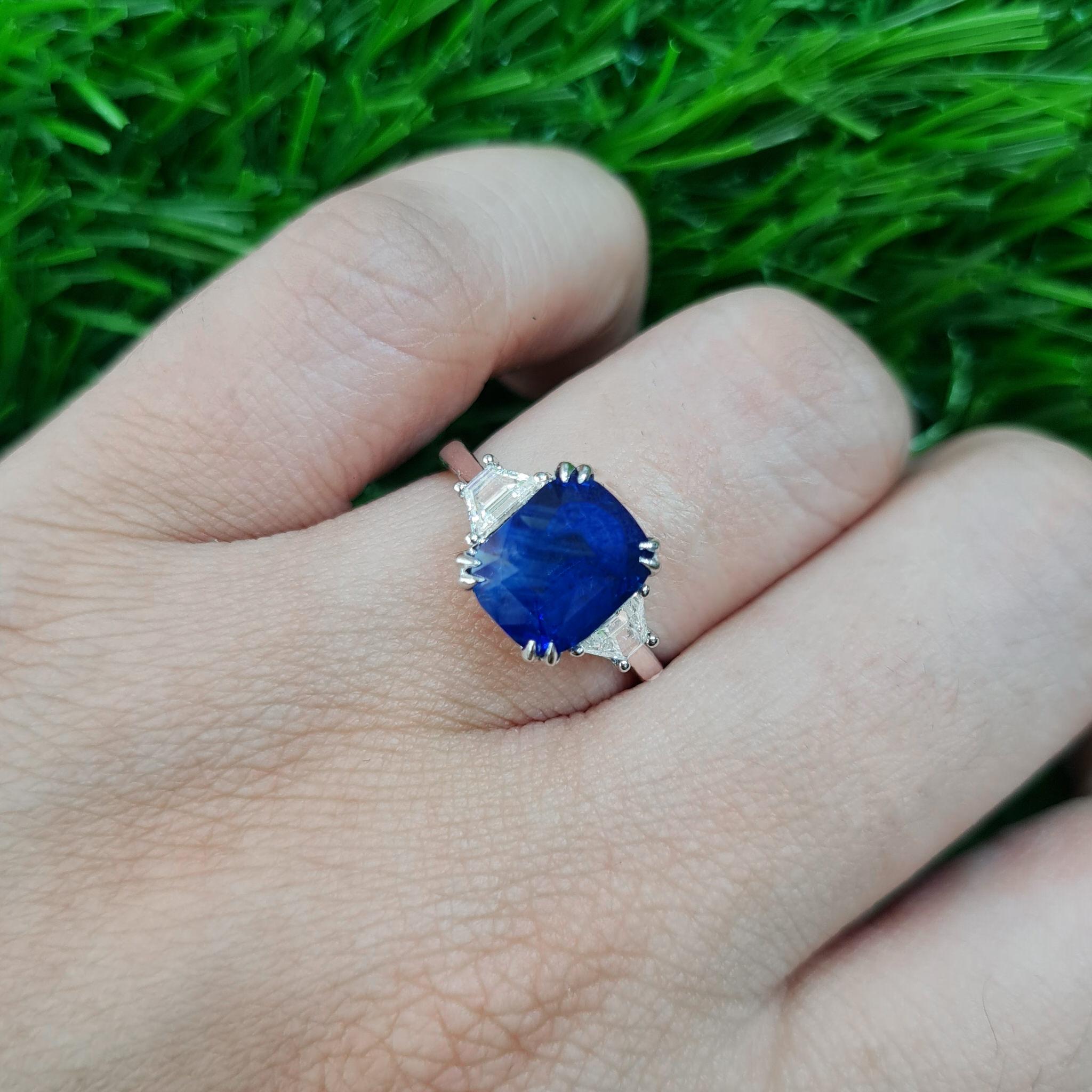 Contemporary Blue 3.3 Carat Sapphire Ring with Side Diamonds 18k Gold For Sale
