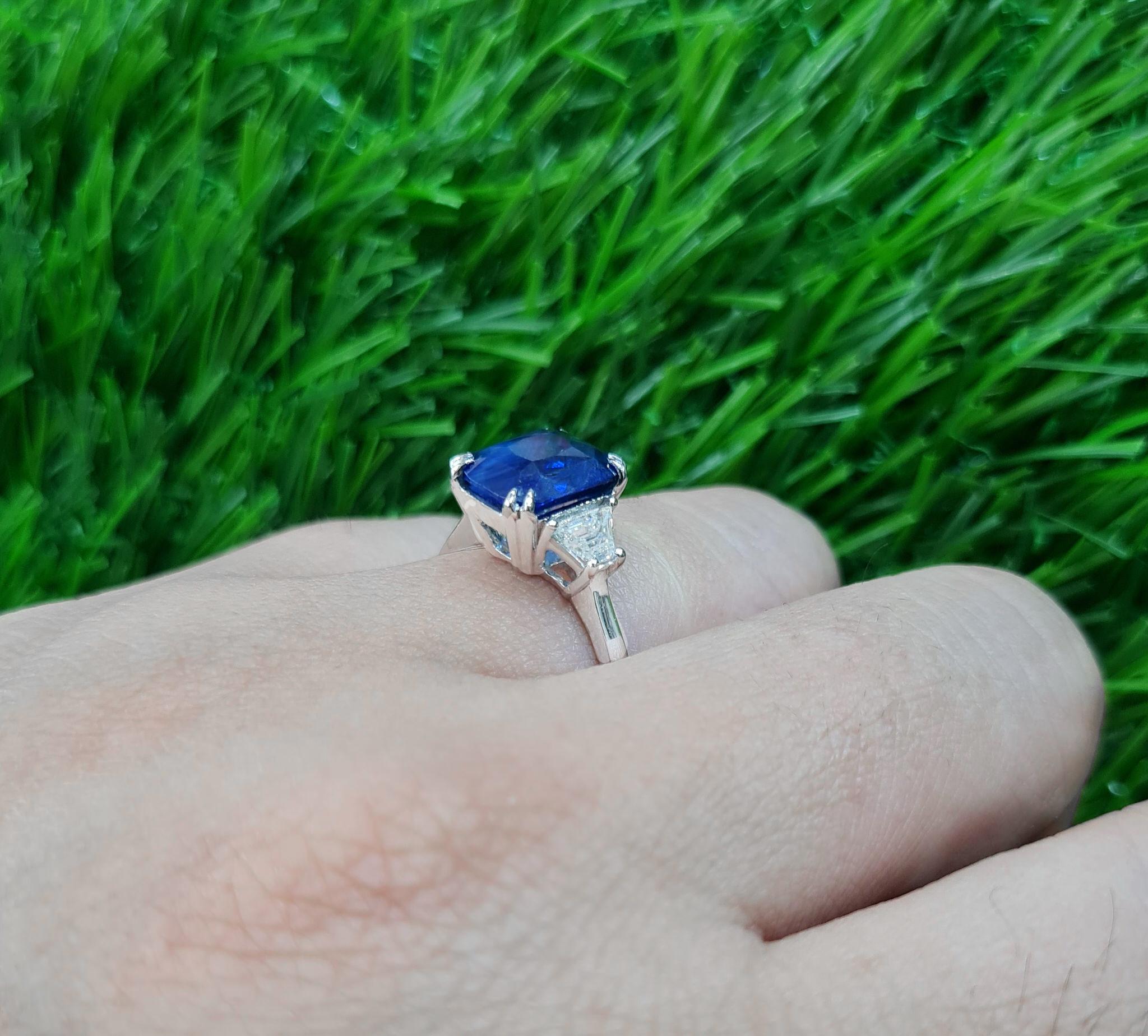 Cushion Cut Blue 3.3 Carat Sapphire Ring with Side Diamonds 18k Gold For Sale