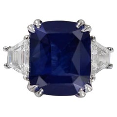 Blauer 3,3 Karat Saphir-Ring mit seitlichen Diamanten aus 18k Gold