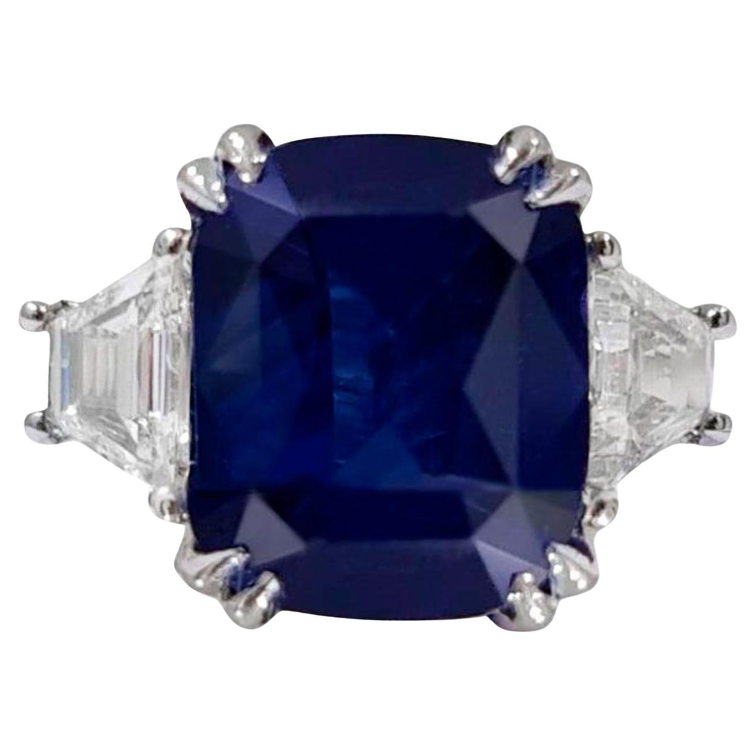 Blue 3.3 Carat Sapphire Ring with Side Diamonds 18k Gold For Sale