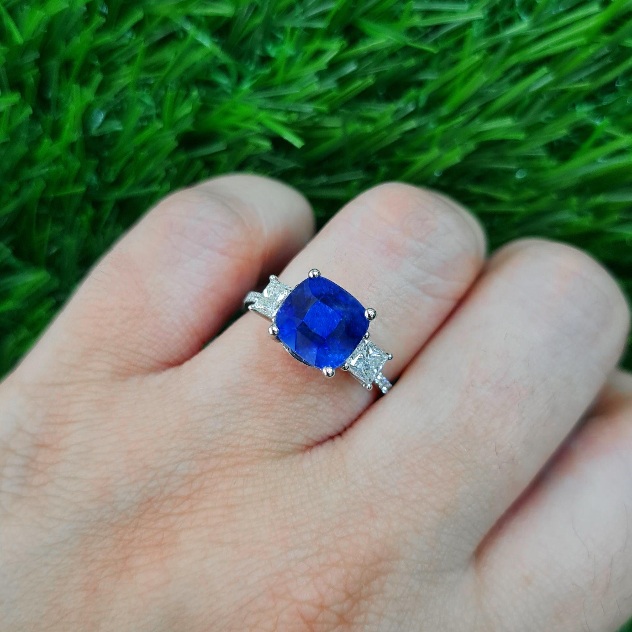 Contemporary Blue 4.65 Carat Sapphire Ring with Side Diamonds 18k Gold For Sale