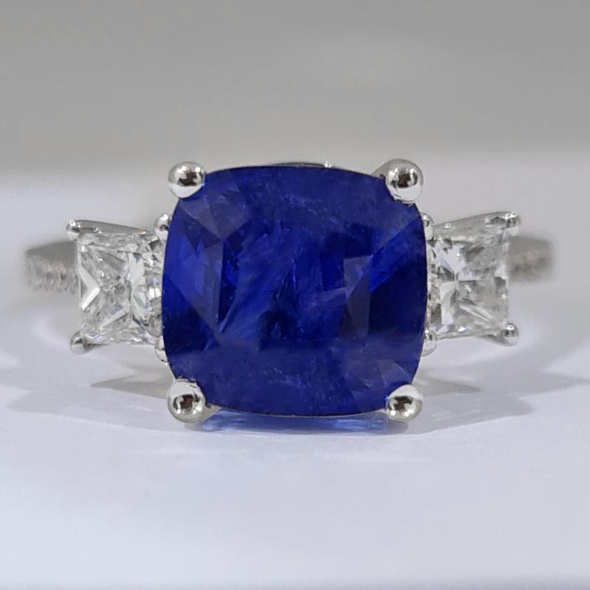 Cushion Cut Blue 4.65 Carat Sapphire Ring with Side Diamonds 18k Gold For Sale