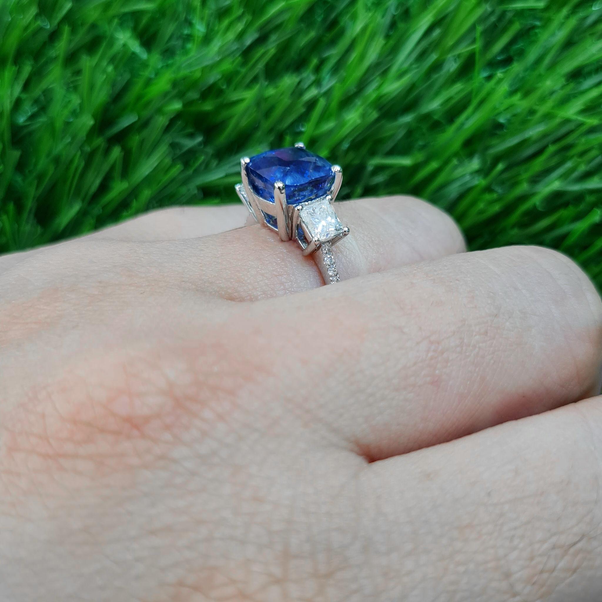 Blue 4.65 Carat Sapphire Ring with Side Diamonds 18k Gold In Excellent Condition For Sale In Laguna Niguel, CA