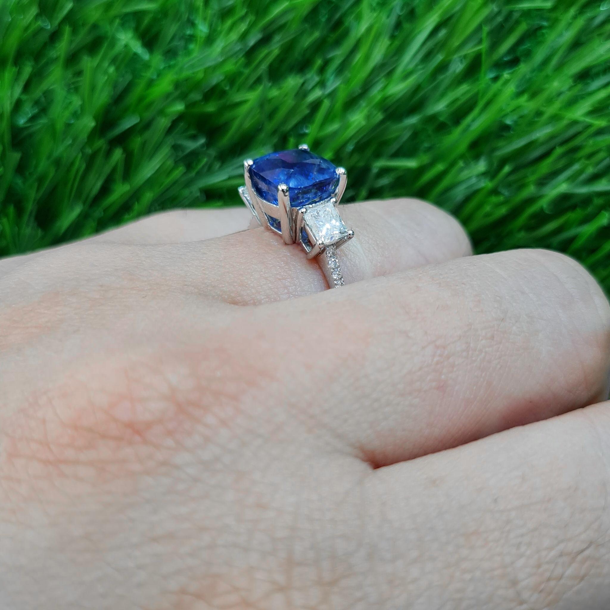 Blue 4.65 Carat Sapphire Ring with Side Diamonds 18k Gold In Excellent Condition In Aliso Viejo, CA