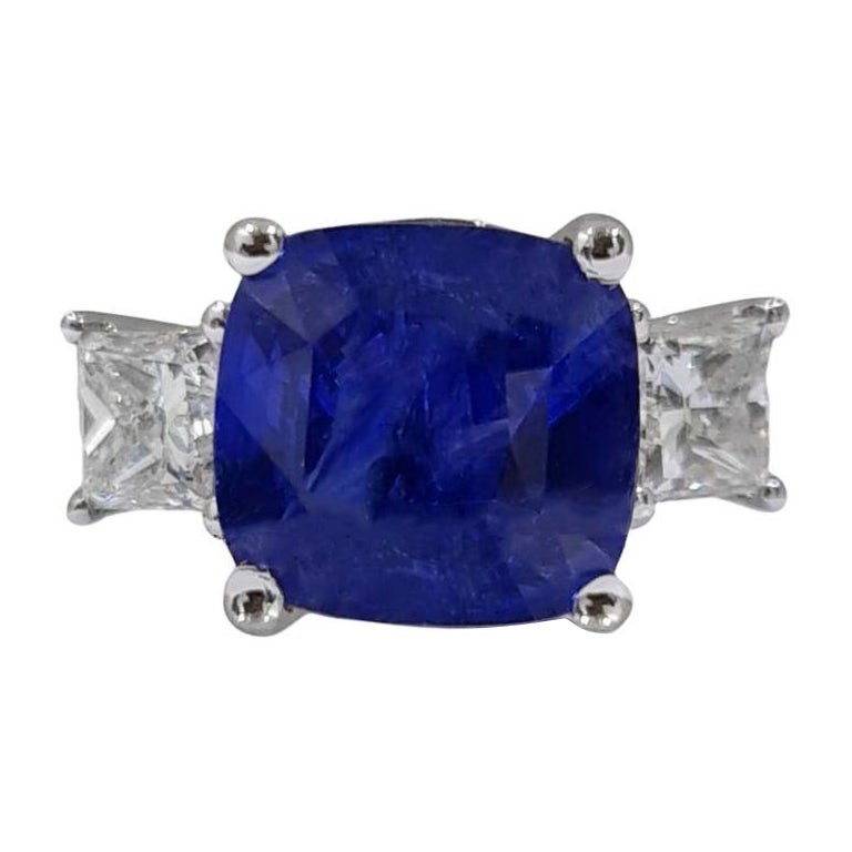 Blue 4.65 Carat Sapphire Ring with Side Diamonds 18k Gold For Sale